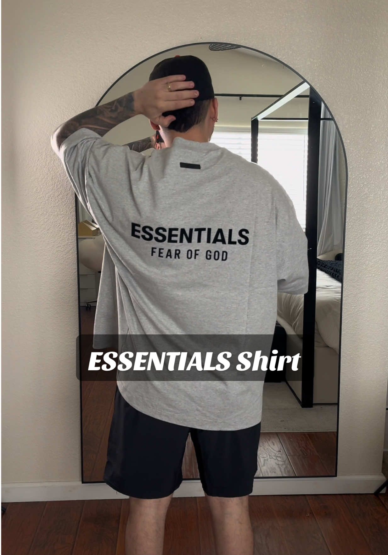 Oversized ESSENTIALS shirt 🔥 #essentials #essentialsfearofgod #OOTD #mensfashion #oversizedshirt #mensoutfitideas #paratii #fyp #camisas #viralvideo #mensstyle 
