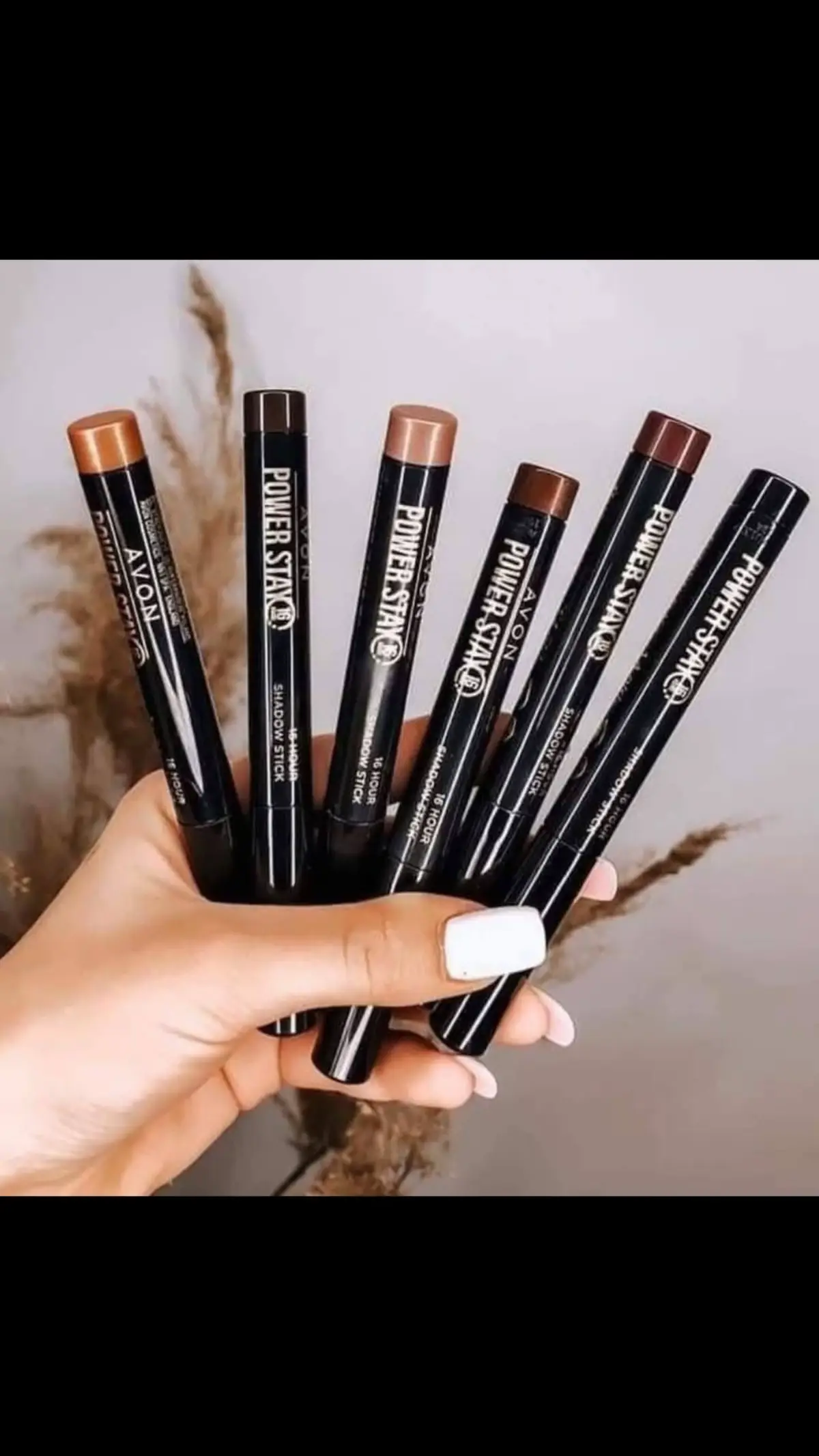 Scopri il Matitone Ombretto Power Stay Avon, la soluzione perfetta per un look occhi impeccabile in pochi secondi! Texture cremosa, colore intenso e lunga tenuta per un make-up che dura tutto il giorno. Facile da applicare e sfumare, ideale per ogni occasione! 🎨 Disponibile in splendide tonalità 🤩👉Temperino incluso X ordini 👉https://www.avon-brochure.it/avon/BeautyShopManiCrea/