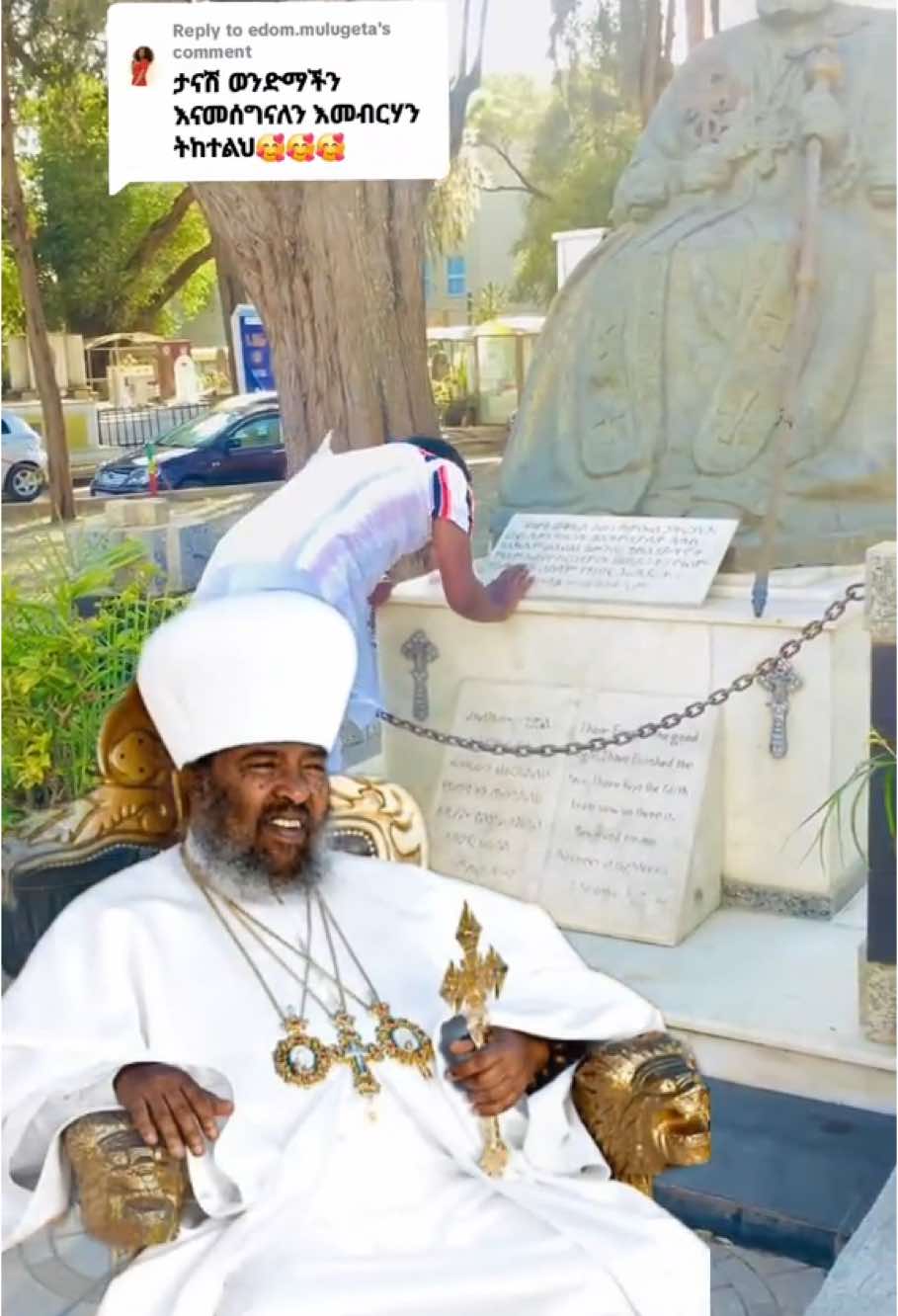 Replying to @edom.mulugetaየብፁዕ ወቅዱስ አቡነ ጳውሎስ ቀዳማዊ ፓትርያርክ ርዐሰ ሊቃነ ጳጳሳት ዘኢትዮጵያ ሊቀ ጳጳስ ዘአክሱም ወእጨጌ ዘመንበረ ተክለሃይማኖት የዓለም አብያተ ክርስቲያናት ምክር ቤትና የአለም ሀይማኖቶች ለሰላም የክብር ፕሬዚዳንት  ብፁዕ ወቅዱስ ዶክተር አቡነ ጳውሎስ ቀዳማዊ የኢትዮጵያ ፓትርያርክ ጥቅምት 25 ቀን 1928 ዓ.ም. በቀድሞው አጠራር በትግራይ ክፍለ ሀገር በአድዋ አውራጃ በመደራ ገሪማ ገዳም አካባቢ ከአባታቸው ከአፈ መምህር ገብረ ዮሐንስ ወልደ ሥላሴና ከእናታቸው ከወይዘሮ አራደች ተድላ ተወለዱ፡፡ ከስድስት ዓመታት ዕድሜ ጀምሮ እስከ ዕውቀት ድረስ የኢትዮጵያ ኦርቶዶክስ ተዋሕዶ ቤተ ክርስቲያን መንፈሳዊ ትምህርትን ሥርዓተ ቤተ ክርስቲያንንና የአበው መነኮሳትን ሥርዓት የተከተለ ገዳማዊ ኑሮን በአባ ገሪማ ገዳም እያጠኑ አባቶችን እያገለገሉ አደጉ፡፡ ቀጥሎም ትምህርታቸውን በበለጠ ለማስፋፋት በጭህና በአባ ሐደራ ገዳማት በአጠቃላይ በሦስቱም ገዳማት በመዘዋወር ለዐሥራ አምስት ዓመታት፣   ከመምህር ወልደ ሐዋርያት   ከመምህር ገብረ እግዚአብሔር፣   ከመምህር ኪዳነ ማርያም፣   ከመምህር ጳውሎስ፣   ከመምህር አምሳሉ፣   መምህር ገብረ ማርያም ከሚባሉ መምህራን ጸዋትወ ዜማን መዝገብ ቅዳሴን፣ ግዕዝ ሰዋሰውን በሚገባ ተምረዋል ፡፡ክህነትን በተመለከተ  ብፁዕ ወቅዱስ ዶክተር አቡነ ጳውሎስ ቀዳማዊ የኢትዮጵያ ፓትርያርክ፤ ዲቁናን ከአቡነ ማርቆስ፣ ምንኩስናን ባደጉበት በአባ ገሪማ ገዳም ቅስናን ከአቡነ ይስሐቅ ተቀብለው ገዳማዊ አገልግሎታቸውን አጠናክረው ቀጥለዋል ፡፡  ቅዱስነታቸው በ1949 ዓ.ም. ገዳሙን አስፈቅደው ወደ አዲስ አበባ ከመጡ በኋላ በወቅቱ የኢትዮጵያ ኦርቶዶክስ ተዋሕዶ ቤተ ክርስቲያን ሊቀ ጳጳሳት በነበሩት በብፁዕ አቡነ ባስልዮስ፣ የሐረርጌ ሊቀ ጳጳስና የቅድስት ሥላሴ መንፈሳዊ ኰሌጅ ፕሬዚዳንት በነበሩት በብፁዕ አቡነ ቴዎፍሎስ ፈቃድ በአዳሪነት ቅድስት ሥላሴ መንፈሳዊ ኰሌጅ ገብተው ትምህርታቸውን በመከታተል የ1ኛና የ2ኛ ደረጃ ትምህርታቸውን አጠናቀዋል፡፡  ቅዱስነታቸው በቅድስት ሥላሴ መንፈሳዊ ኰሌጅ በቆዩባቸው ዓመታት ይሰጥ የነበረውን ትምህርት በመከታተል ከቀዳማዊ አፄ ኃይለ ሥላሴ ንጉሠ ነገሥት ዘኢትዮጵያ ሽልማትን አግኝተዋል፤ ቅዱስነታቸው በትምህርት ገበታና በምንኩስና ሕይወት እያሉ በወጣትነት የዕድሜ ጊዜ ወደ ምንኩስና ሕይወት መግባት አስተዋይነትን ትዕግሥትንና ጽናትን የሚጠይቅ ዓቢይ ጉዳይ በመሆኑ ንጉሠ ነገሥቱ በነበራቸው የጉብኝት ልምድ መሠረት ተማሪዎቹን ለመጎብኘት በመጡ ቁጥር ቅዱነታቸውን ያነጋግሩአቸውና ያበረታቷቸው እንደነበር የታሪክ መዛግብት ያስረዳሉ ፡፡  የውጭ ሀገር ትምህርትን በተመለከተ  - ቅዱስነታቸው በቅድስት ሥላሴ መንፈሳዊ ኰሌጅ ይሰጥ የነበረውን ትምህርት እንዳጠናቀቁ በብፁዕ ወቅዱስ አቡነ ባስልዮስ ፓትርያርክ ዘኢትዮጵያና በብፁዕ አቡነ ቴዎፍሎስ ሊቀ ጳጳስ ዘሐረርጌ ፈቃድ ለቅድስት ቤተ ክርስቲያናችን አገልግሎት ይጠቅማሉ በሚል እምነት የትምሀርት ዕውቀታቸውን በዓለም አቀፍ ደረጃ እንዲያሻሽሉ ወደ ውጭ ሀገር ወደ አሜሪካ ተላኩ፤  - በአጠቃላይ በአሜሪካ ሀገር በትምህርት በቆዩባቸው ዓመታት በተለያዩ ዕውቅና ባላቸው ዩኒቨርስቲዎች፤  - በቅዱስ ቪላዲሚር ራሽያ መንፈሳዊ ትምሀርት ቤት ዲፕሎማ፤  - ከየል ዩኒቨርስቲ በርክሌይ መንፈሳዊ ትምህርት ቤት ባችለር ኦፍ ድቪኒቲ ዲግሪ፣  - ከፕርስተን ዩኒቨርስቲ መንፈሳዊ ትምሀርት ቤት ማስተር ኦፍ ቲዮሎጂ፣  - ከፕርስተን ዩኒቨርስቲ መንፈሳዊ ትምሀርት ቤት በዩኒቨርስቲው የሚሰጠውን ከፍተኛ የመጨረሻ ዶክትሬት ዶክተር ኦፍ ፊሎሶፊን አግኝተዋል፤  የሀገር ውስጥ ቋንቋዎችን በተመለከተ  በአገራችን የሚነገሩት ቋንቋዎች ብዙዎች ቢሆኑም ቅዱነታቸው፤  - ግዕዝ፣  - ትግርኛ፣  - አማርኛ በሚገባ ያውቃሉ ፡፡  የውጭ ሀገር ቋንቋዎችን በተመለከተ  ብፁዕ ወቅዱስ ዶክተር አቡነ ጳውሎስ ቀዳማዊ የኢትዮጵያ ፓትርያርክ በዓለም አቀፍ ደረጃ ዩኒቨርስቲዎች የገበዩዋቸውን ከፍተኛ ትምህርቶች ለመከታተል በቅድሚያ የተወሰኑ ዓለም አቀፋዊ ቋንቋዎችን ማጥናትና ማወቅ ስለነበረባቸው በመናገር፣ በማንበብና በመጻፍ የሚጠቀሙባቸው ቋንቋዎች፤  - እንግሊዝኛ፣  - ጀርመንኛ፣  - ፈረንሳይኛ ሲሆኑ ለምርምርም ያህል፣  - ዕብራይስጥ፣  - ግሪክኛና  - ላቲን በመጠኑ ያውቁ ነበር፣ ይሁንና ‹‹መኑ ስብእ ዘየሐዩ ወኢይሬእያ ለሞት›› ‹ሕያው ሁኖ የሚኖር ሞትንስ የማያይ ሰው ማን ነው?› /መዝ. 88፡48/ ተብሎ በነቢየ እግዚአብሔር ዳዊት በተነገረው መሠረት ቅዱስ ፓትርያርካችን በጾመ ፍልሰታ ለማርያም በመንበረ ፓትርያርክ ቅድስተ ቅዱሳን ማርያም ቤተ ክርስቲያን በመቀደስና ሐዋርያዊውን ተልዕኮ በመፈጸም አንደኛውን ሱባኤ ካጠናቀቁ በኋላ ነሐሴ 8 ቀን 2004 ዓ.ም. በዐሥራ አንድ ሰዓት አካባቢ ለምርመራ ወደ ሆስፒታል ሔደው በመታከም ላይ እንዳሉ ነሐሴ 10 ቀን 2004 ዓ.ም. ከንጋቱ 11፡00 ሰዓት በተወለዱ በ76 ዓመታቸው ከዚህ ዓለም በሞተ ሥጋ ተለይተዋል ፡፡  የቅዱስነታቸው ዕረፍት እንደተሰማ የኢትዮጵያ ኦርቶዶክስ ተዋሕዶ ቤተ ክርስቲያን ቅዱስ ሲኖዶስ ምልዓተ ጉባኤ በቀብራቸው ስነ ሥርዓት አፈጻጸም ሒደት ተወያይቶ መርሐ ግብር አውጥቷል፡፡  ይህኑ መርሐ ግብር በተግባር የሚተረጉሙ ዓቢይ ኮሚቴና ንዑሳን ኮሚቴዎችን አቋቁሟል ፡፡ የተቋቋሙት ኮሚቴዎች ባወጡት መርሐ ግብር መሠረት የቅዱስነታቸው አስከሬን ከመንበረ ፓትርያርክ ቅድስተ ቅዱሳን ማርያም ገዳም ነሐሴ 16 ቀን 2004 ዓ.ም. በመላ ሕዝበ ክርስቲያን ታጅቦ ወደ መንበረ ጸባዖት ቅድስት ሥላሴ ካቴድራል ጉዞ ከተደረገ በኋላ በዚሁ ካቴድራል ሥርዓተ ጸሎቱ ሲፈጸም አድሮና አርፍዶ፤  - ብፁዓን ሊቃነ ጳጳሳት፤  - የመንግሥት ባለሥልጣናት፤  - የሃይማኖት መሪዎች፤  - ታዋቂ የሀገር ሽማግሌዎች፤  - ከውጭ ሀገር የመጡ እንግዶች፤  - የጠቅላይ ቤተ ክህነት የየመምሪያና የድርጅት ኃላፊዎችና ሠራተኞች፤  - የአዲስ አበባ ገዳማትና አድባራት ተጠሪዎችና ሊቃውንተ ቤተ ክርስቲያን፤  - የሰንበት ትምህርት ቤት ወጣቶች፤  - ዘመድ ወዳጆቻቸው በተገኙበት ነሐሴ 17 ቀን 2004 ዓ.ም. ከቀኑ በ6፡00 ሰዓት የቀብሩ ስነ ሥርዓት ከላይ በተጠቀሰው በመንበረ ጸባዖት ቅድስት ሥላሴ ካቴድራል ተፈጽሟል፡፡ #ኦርቶዶክስ_ተዋህዶ_ፀንታ_ለዘለዓለም_ትኑር #ethiopian_tik_tok #orthodox #fyp #for #foryoupage❤️❤️ #ቫይራል #ኦርቶዶክስተዋህዶ #habeshatiktok #ethiopian_tik_tok🇪🇹🇪🇹🇪🇹🇪🇹ሀገሬ #ሀበሻ🇪🇹🇪🇹🇪🇹tiktok #viraltiktokvideo #ethiopian_tik_tok🇪🇹🇪🇹🇪🇹🇪🇹 #ethiopian #ሀገራችንን_ሰላሟን_ይመልስልን🇪🇹🇪🇹🇪🇹🇪🇹 #ኢትዮጵያ_ለዘለዓለም_ትኑር🇪🇹🇪🇹🇪🇹 