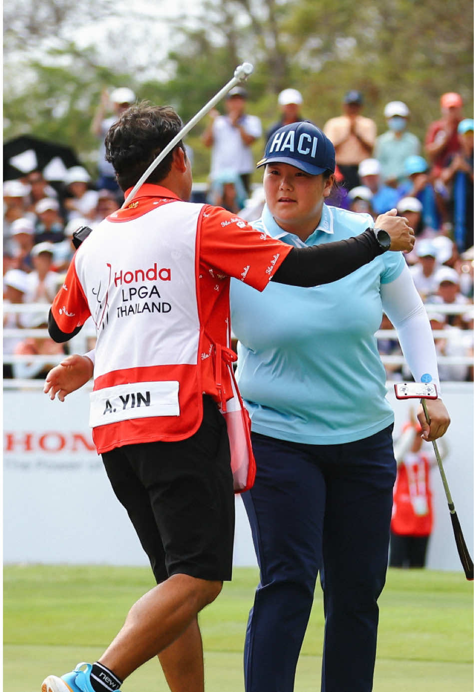 Just minutes before starting her #HondaLPGAThailand campaign, Angel Yin's caddie dropped out. Up stepped Tom and the rest is history 🏆 เบื้องหลังการคว้าแชมป์ของ แองเจิล หยิน กับแคดดี้ชาวไทย ’ศักดิ์ชัย ศิริมายา’  #Golf #Tiktokการกีฬา #AngelYin #โปรต้อมศักดิ์ชัย 