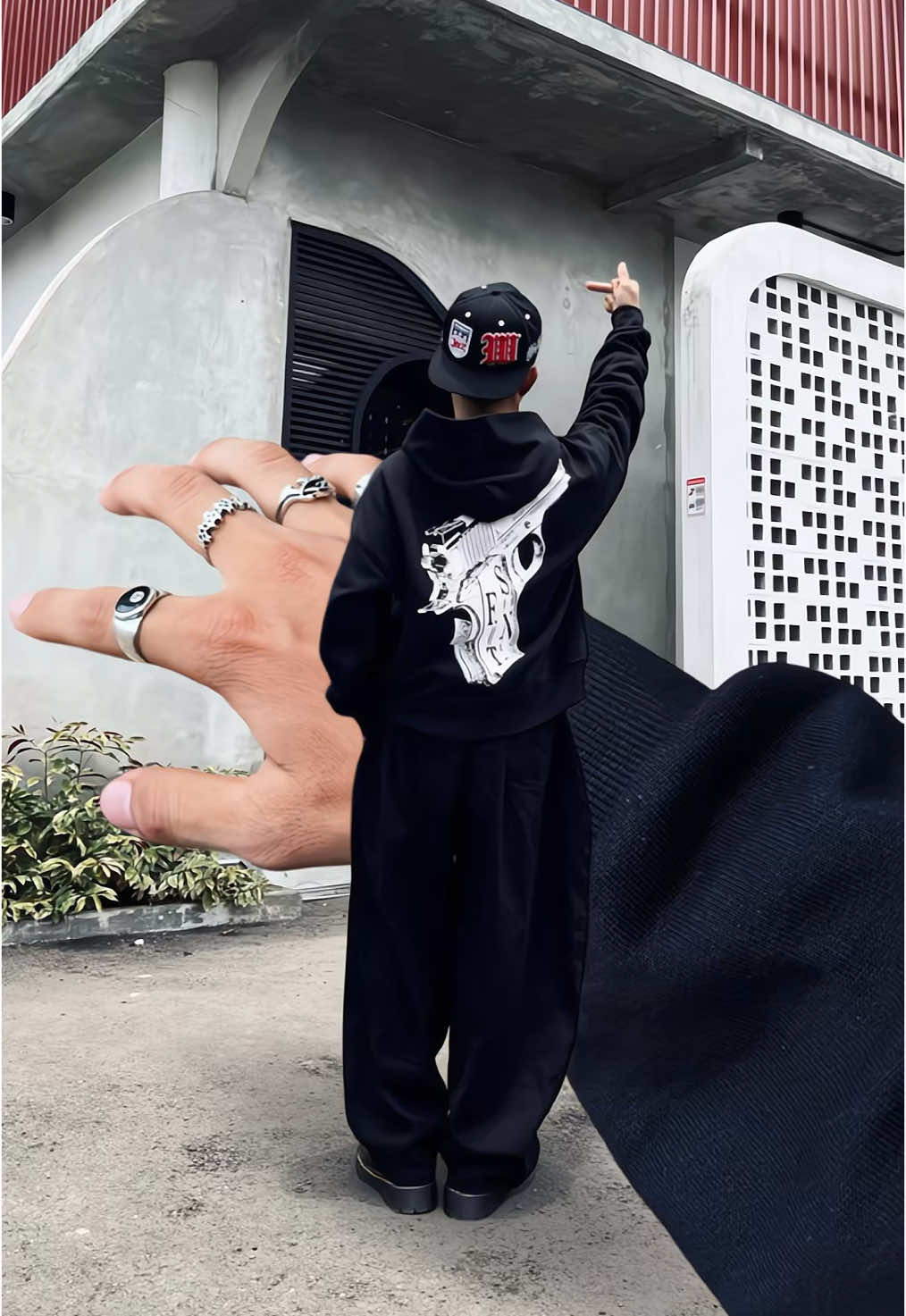 streetwear atau skena? #inspirationoutfit #outfitideas #skenaoutfit #streetwear #kabupaten #fyp #foryoupage 