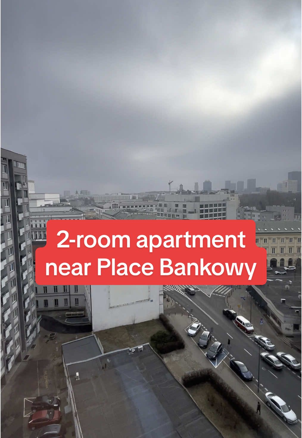 For rent, a spacious 38 m² apartment located in the heart of Warsaw, at Plac Bankowy. The apartment is on the 10th floor, offering a beautiful view of the city center. It consists of two separate rooms, a separate kitchen, and a bathroom. Additionally, there is a balcony, perfect for relaxation after a busy day. The location is exceptional – close to metro stations and tram stops, with easy access to universities, office buildings, and other key locations in Warsaw. This is an ideal choice for those who value comfort, peace, and proximity to the city’s vibrancy. #rentflatpoland #warszawa #warsaw #poland #placbankowy #2roomapartment #warsawforrent #polska  #srodmiescie #warsawerasmus 