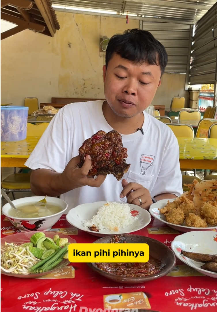 Spesial penyetan ikan pihi, beuh ikannya besar-besar lur, makan seporsi auto kenyang ini. Bumbunya meresap sampe dalam, dimakan sama sambal dan sayur asem makin jos semlidut lezatos kotos kotos! Ndang mampir yaw! #penyetan #ikanpihi #kulinertegal #tegal #dyodoran 
