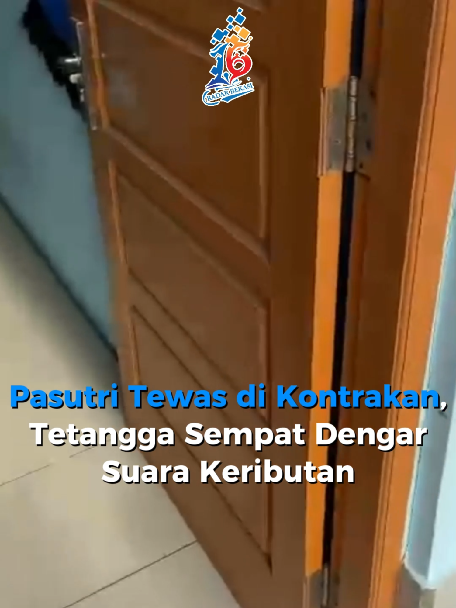 Pasangan suami istri (pasutri), Yatna Maulana dan Deli Supriyatini, ditemukan tewas di rumah kontrakannya Kampung Jati Warung Kobak Desa Pasirgombong Kecamatan Cikarang Utara Kabupaten Bekasi, Selasa (25/2). Menurut pemilik kontrakan, Yatna Jaman (61),  korban Yatna ditemukan tergantung di kamar mandi. Sedangkan istrinya Deli terbaring di atas kasur tertutup  selimut. Sebelum keduanya ditemukan tewas, kata dia, tetangga korban sempat mendengar suara keributan. Kapolres Metro Bekasi, Kombes Pol Mustofa, mengatakan  berdasarkan hasil pemeriksaan luar, tidak ditemukan luka pada tubuh Deli. Sementara itu, pada suaminya ditemukan luka di lengan dan pelipis kiri. Polisi masih menyelidiki kasus ini guna mengungkap penyebab kematian keduanya. Jasad korban dievakuasi ke RS Polri Kramat Jati untuk autopsi. Baca selengkapnya di www.radarbekasi.id (link di bio) #radarbekasii #harianradarbekasi #koranbekasi #beritabekasi #kematian #jasad #kasus #pasutri #pasirgombong #cikarangutara #rspolri