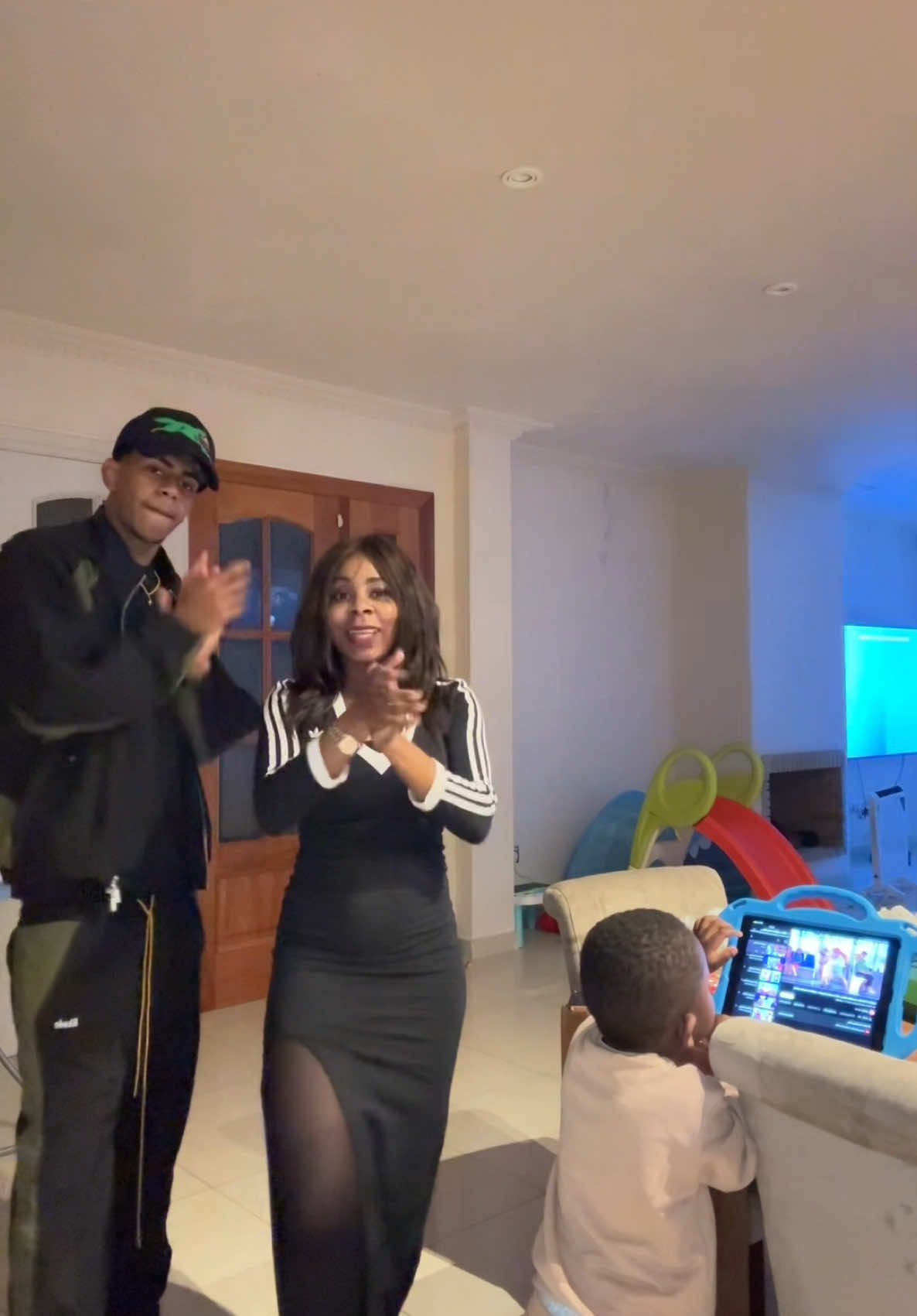 💃🕺 La combo de Lamine Yamal con su madre 🎥 TikTok: sheilaebanaa #lamineyamal #lamine #baile #barcelona #deportesentiktok #tiktokfootballacademy 