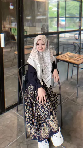 Sarung Batik Inara Hitam Gold Ala Santri Putri🎀 #sarungan #santri #santrisarungan #fyp #santriputri #Sarung Cewek Santriwati Bordir #outfit #alasantri #arabic #fypage 