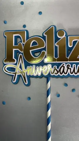 Um toque de papel, um toque de amor! 💙🎂 O topper Feliz Aniversário que transforma qualquer bolo em um presente especial. Escolha sua cor favorita e celebre com estilo! 🎀🥳💖  #felizaniversário #topperdebolo #topperpersonalizado #toppermasculino #topperazul #azul #dourado #CapCut 