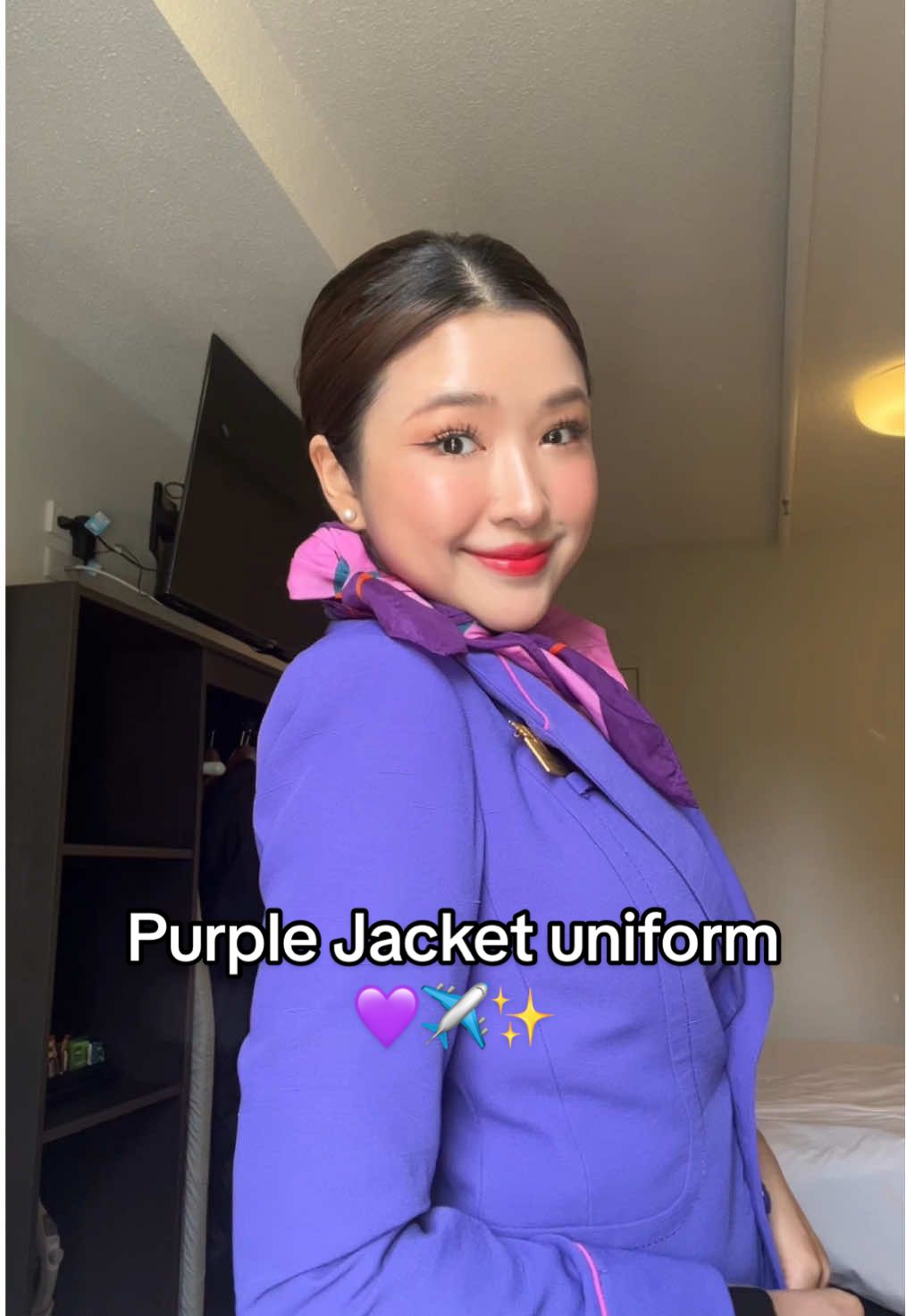 เอาชุดแจ็กเก็ตสีม่วงมาใส่บ้างง เพื่อนๆชอบชุดไหนมากกว่ากันค้า💜✨ #thaicabincrew #cabincrew #thaiairways #uniform 