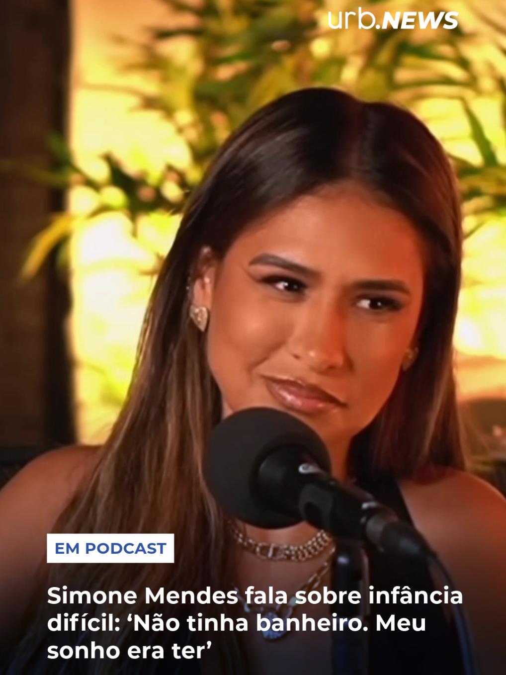 A cantora Simone Mendes, de 40 anos, relatou momentos vividos na infância, em conversa com André Piunti, no YouTube. A sertaneja revelou trajetória marcada por pobreza e superação que passou no interior da Bahia.  De acordo com a cantora, a casa na qual residia com a sua família era de taipa e não havia banheiro, tendo muitas vezes que fazer suas necessidades fisiológicas no mato. “Meu sonho sempre foi ter um banheiro”, revelou Simone. A baiana compartilhou que o sonho de seu pai era encontrar uma pedra preciosa em razão disso eles faziam muitas viagens ao Mato Grosso. “Eu ficava rodando, ia para o garimpo [no MT], não dava certo, voltava para a Bahia. São memórias muito dolorosas