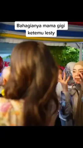 Masyaallah mama gigi happy banget ketemu @lestykejora  mana fans #lesti_kejora #leslarlovers #lestylovers #lestibillar #lewatberandafyp 