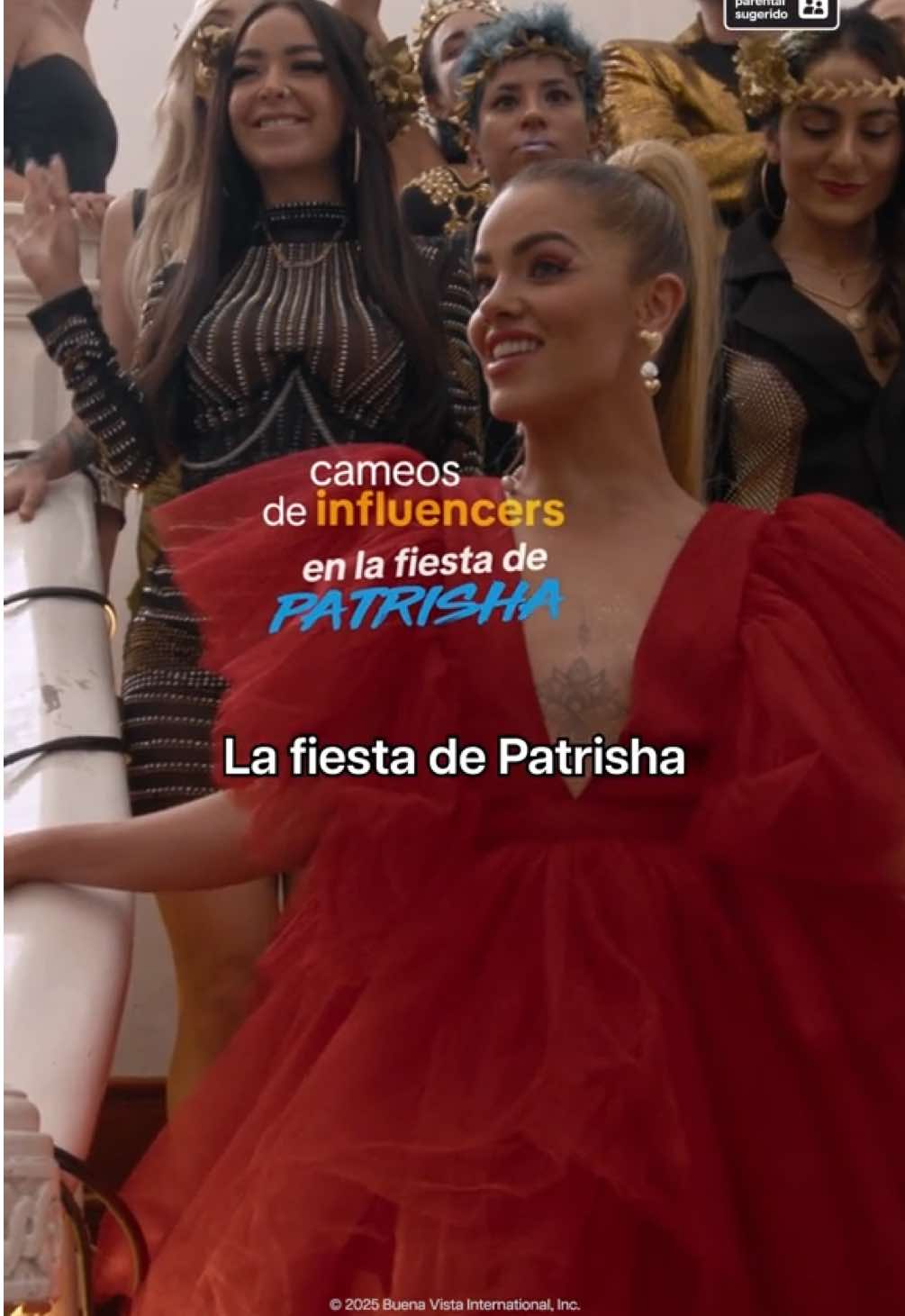 ¿Cuántos cameos reconociste en esta escena? 🧐 #EntreParedes, ya disponible en #DisneyPlus. #aislinnderbez #serie #cameos