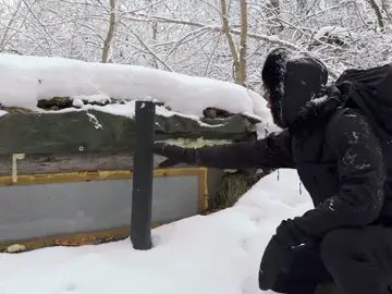 The underground shelter in the ice and snow is extremely safe and comfortable inside #wildbuilding #wildsurvival #Outdoors #snowcamping❄️⛺️ 