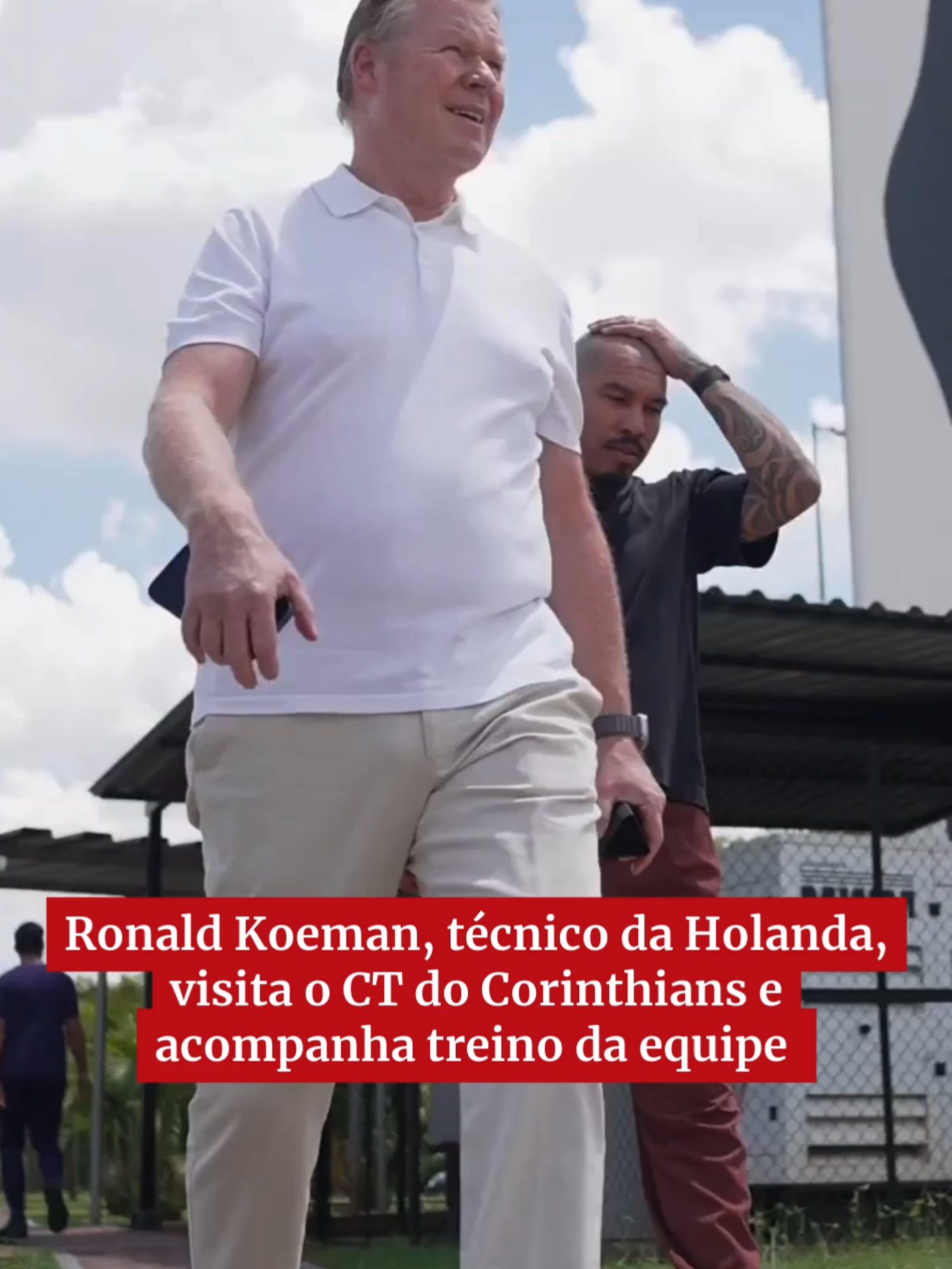 O Corinthians recebu nessa segunda-feira (24/2), a visita de Ronald Koeman, treinador da seleção holandesa. Ele visitou o CT Joaquim Grava e acompanhou um treino da equipe. Koeman veio ao Brasil para acompanhar os jogos do Timão e ver o desempenho de Memphis Depay.  Nesta semana, o Corinthians joga contra o Universidad Central, pela pré-Libertadores, e o Mirassol no domingo (2/3), pelas quartas de final do Campeonato Paulista. #corinthians #ronaldkoeman #memphisdepay Créditos: Reprdoução/ X - @Corinthians