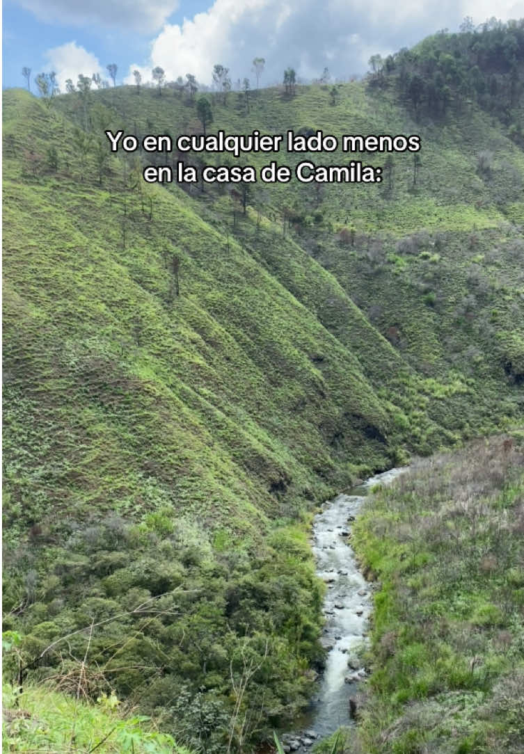 Ya está ella, donde Camila esperándome con el garrote !!! 🤣🤣🤣 #enlacasadecamila #travel #caminata #rio #valledelcauca #calico #mirave #comedia #fyp   #🇨🇴