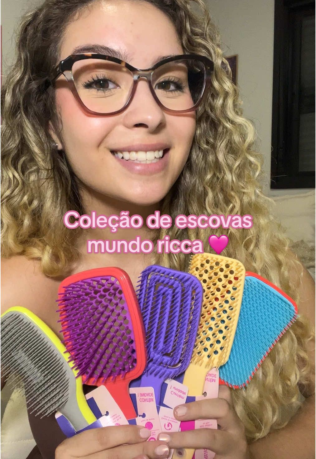 Não sei fingir costume com esse recebido da @Mundo Ricca 🩷🩷🩷 to mega ansiosa pra testar essas escovas! E já tô pensando em fazer comparação 👀 #cachos #cacheadoperfeito🥰🥰 #cacheadasbrasil #curlyhair #mundoricca #ricca #escovadecabelo #vaiprofy 