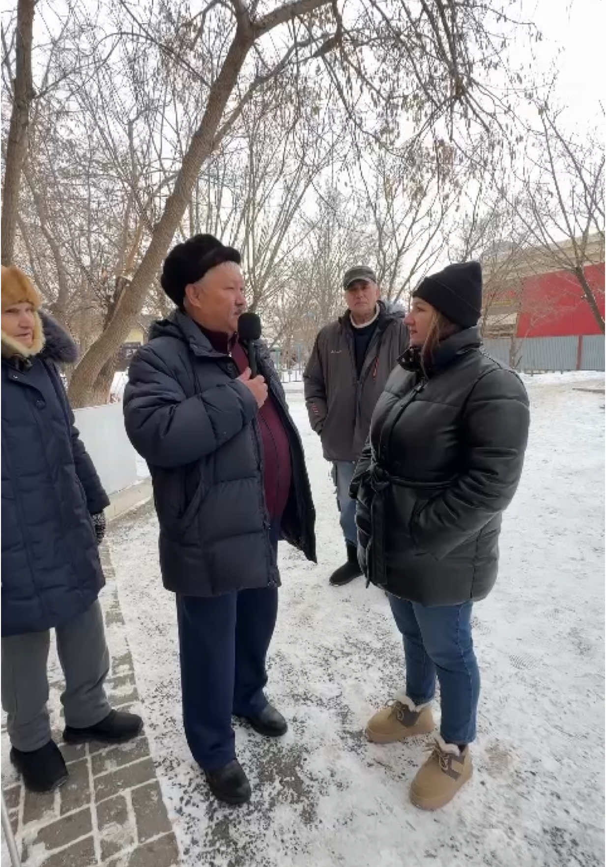 К нам обратились жители дома по улице Есенберлина, дом номер 1. Уже несколько лет в данном 9-этажном доме не работает лифт, что доставляет множество неудобств жителям этого дома. Мы просим уполномоченные органы разобраться в данном вопросе и помочь людям @anuarkumpekeyev @7162akimdigi @aqmola_region