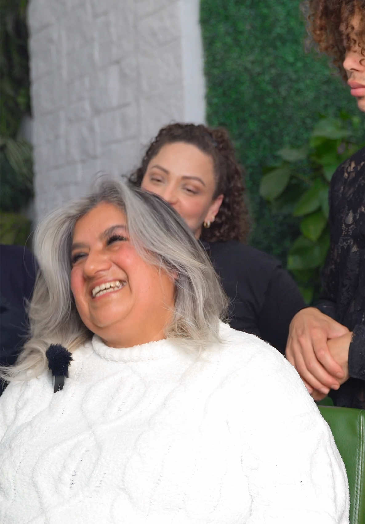 ✨ Transición de canas: elegancia y autenticidad ✨ Una madre, acompañada por su hija, decidió dar el paso hacia una transformación especial. Aunque no quería ser grabada, su hija insistió en capturar el antes y después para sorprender a su esposo. 💖 Lo más hermoso de este proceso fue verla feliz y complacida, especialmente porque quería que Sandy la atendiera tras verla brillar en nuestros videos. 🌟 Y así fue: una experiencia personalizada y llena de confianza. Me he vuelto experto en estas transiciones de canas, demostrando que las canas no son un símbolo de edad, sino de autenticidad, juventud y estilo. ✨ Integrarlas con tonos estratégicos hace que luzcan modernas, vibrantes y llenas de personalidad. 📍 4343 Telephone Rd, Houston, Texas 77087 #TransiciónDeCanas #CanasConEstilo #HairArt #CuidadoDelCabello #HairTransformation #JuventudYAutenticidad #HoustonStylist