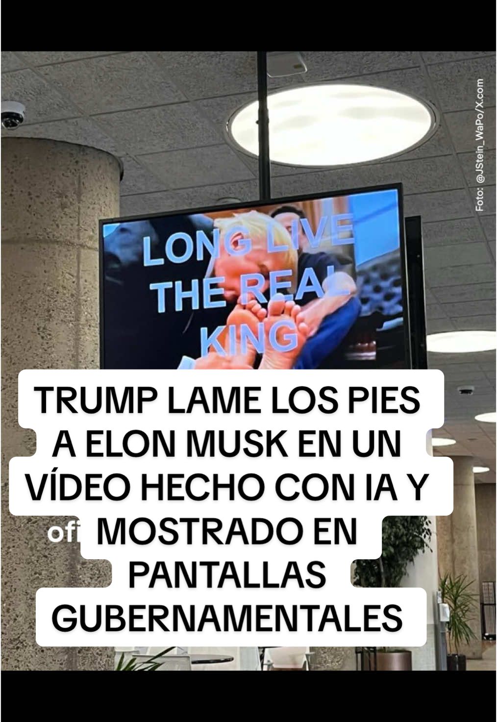 Un video generado con IA, muestra al presidente estadounidense Donald Trump lamiendo los pies de Elon Musk.  El video apareció el lunes en los televisores de un edificio del Gobierno en Washington D.C. Esta semana los empleados federales deben regresar al trabajo presencial.    El video llevaba superpuesto el texto “VIVA EL VERDADERO REY”. Según testigos, se reprodujo entre cinco y diez minutos en múltiples pantallas del Departamento de Vivienda y Desarrollo Urbano.    El 24 de febrero fue la primera jornada de la prohibición del trabajo remoto impuesta por Donald Trump. A la periodista independiente Marisa Kabas le enviaron un clip, que compartió en Bluesky, en donde escribe: “El personal del edificio no sabía cómo apagar el video,  por lo que envió encargados a cada piso para desconectar los televisores”    En una declaración al periódico The Hill, la portavoz del Departamento de Vivienda, calificó la acción de  “desperdicio de dólares de los contribuyentes” Aseguró que “se tomarán medidas contra los involucrados”. La tensión crece entre los trabajadores federales y la administración de Trump.  El Departamento de Eficiencia Gubernamental (DOGE)  gestionado por Elon Musk, exigió a dos millones de empleados federales que hagan una lista detallada de sus tareas diarias para evitar el despido.  Musk indicó en X que “la falta de respuesta se tomará como una renuncia”. Varias agencias pidieron a sus empleados que no respondan. Foto: @JStein_WaPo/X.com