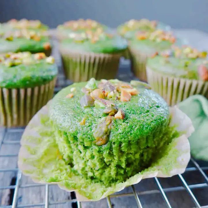 #creatorsearchinsights #fyp #4you  #foodrecipes #recipesoftiktok Spinach Cupcakes Ingredients: 1 and 1/4 cups soy milk or cow's milk 1 and 1/2 cups fresh spinach; 1/3 cup rapeseed oil or sunflower oil 2 cups flour 1/2 cup sugar 2 teaspoons baking powder a pinch of salt 1 cup chopped feta cheese For sprinkling, nuts of your choice Preparation method: Wash and chop the spinach. Mix it with the rapeseed oil and grind it until smooth. Add the milk and all the dry ingredients. Stir and add the chopped cheese to the mixture. Divide into cupcake molds, fill about 2/3 with the mixture, sprinkle with nuts. Place in an oven preheated to 180 degrees and bake for about 20 minutes.