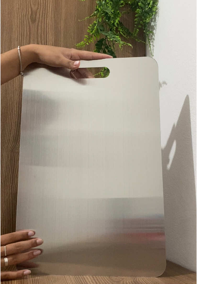 Só comprem tábua em inox! 🩶 Aço Inoxidável 304: Durabilidade e resistência incomparáveis. Acabamento Escovado: Protege suas facas, evitando que fiquem cegas. Antibacteriano e Antibacteriano Antimofo: Sua segurança alimentar é nossa prioridade. Fácil de limpar: Apenas um enxágue simples para deixá-lo impecável. Cheiros sem cheiros residuais: Mantém os alimentos frescos sem retenção de odor. Marcas de faca: Superfície que fica suave e sem riscos. #enxoval #casanova #shopee 