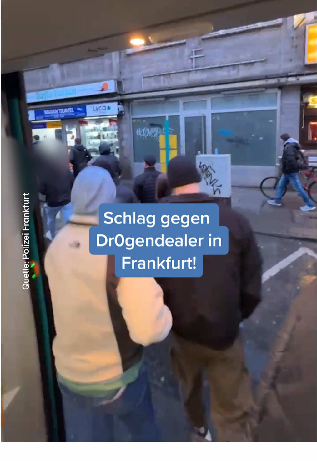 Festnahmen in Frankfurt! Die Polizei nimmt Dr0gendealer im Bahnhofsviertel fest. Mehr Einzelheiten im Video ▶️ #razzia #polizei #einsatz #bahnhofsviertel #frankfurt #undercover #zivilbeamte 