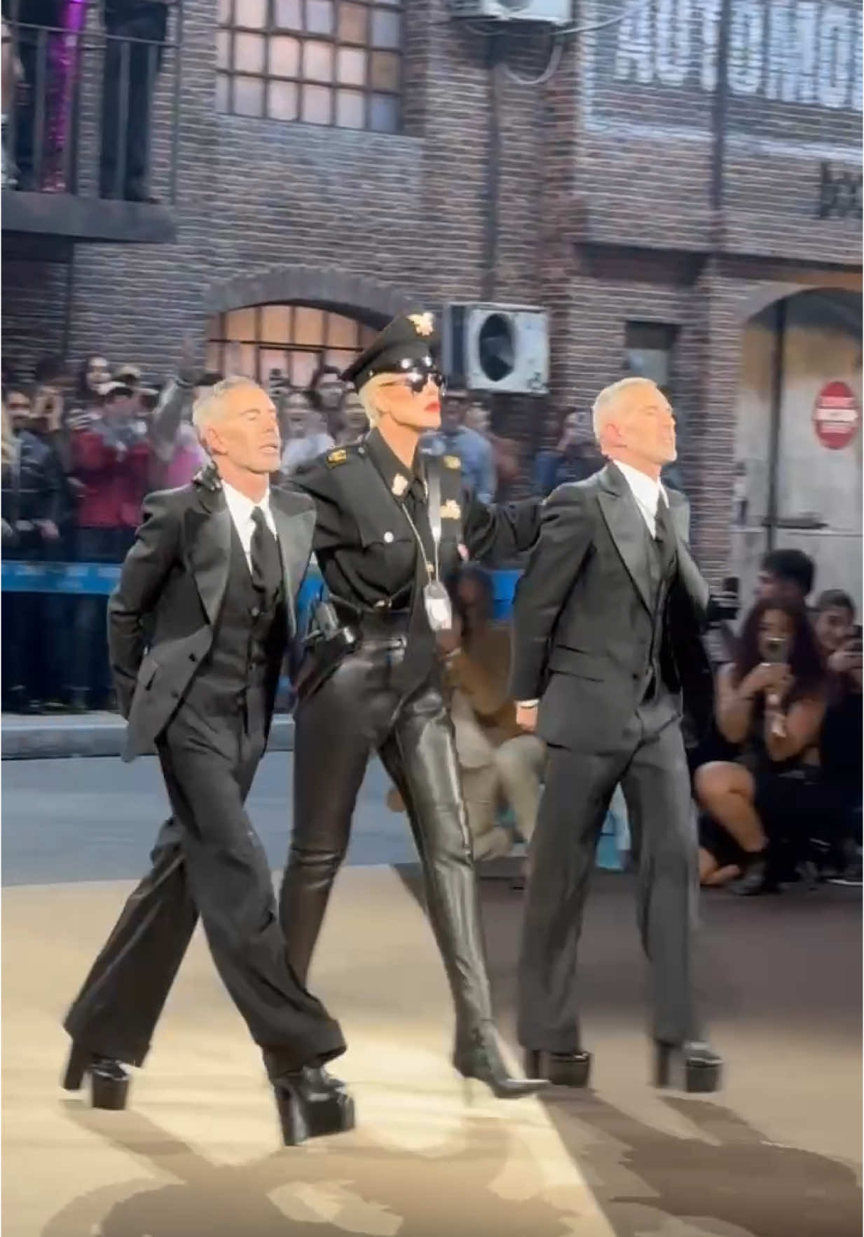 🚨👮‍♀️ vibes au défilé @DSQUARED2 à #milanfashionweek  #fashionweek #mfw #TikTokFashion #dsquared2 #fyp #viral #fashioninspiration 