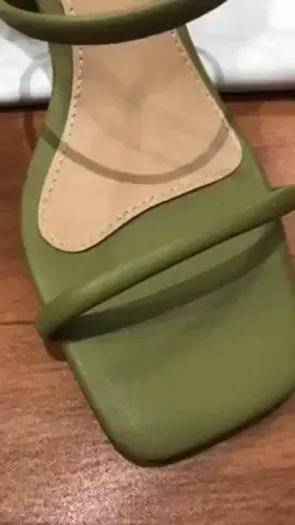 Siga nossa página, que sigo de volta - A sandália feminina de salto bloco é a escolha perfeita para quem busca conforto e estilo. Com um design moderno e um salto robusto, ela proporciona maior estabilidade sem abrir mão da elegância. Ideal para diversas ocasiões, ela combina facilmente com looks casuais e mais sofisticados. Link: https://s.shopee.com.br/AA1xcsLg0j #mulher #homem #poderosa #empoderada #presente #amor #academia #saúde #beleza #romance #amor #paixão #charme #estilo #classe