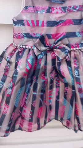 Vestido      Infantil Estampado com Laço e Detalhes Metalizados | Festa e Eventos https://www.puroencantokids.com.br/produtos/vestido-infantil-malagah-estampado-com-laco-e-detalhes-metalizados-elegante-e-moderno-tam-1-e-2/ Sua pequena vai brilhar com este vestido infantil exclusivo! A estampa geométrica moderna, combinada com detalhes metalizados sutis, cria um visual único e sofisticado. O laço frontal adiciona um toque de charme, enquanto o tecido leve e confortável garante liberdade de movimento para a sua princesa. Ideal para festas, aniversários e eventos especiais, este vestido é a escolha perfeita para quem busca elegância e estilo. Estampa:      Geométrica com detalhes metalizados Detalhes:      Laço frontal, detalhes metalizados, tecido leve Ideal      para: Festas, aniversários, eventos especiais Material:      100% Poliéster Tamanhos e Medidas: Tamanho 1: Comprimento: 55,5 cm Busto: 50 cm Cintura: 50 cm Tamanho 2: Comprimento: 58 cm Busto: 52 cm Cintura: 52 cm Medidas: Comprimento:       55,5CM | 58CM Busto:       50cm | 52cm Cintura:       50cm | 52cm #vestidoinfantil #vestidodefesta #roupainfantil #modainfantil #lookinfantil #maedemenina #princesa #fashionkids #kidsstyle #puroencantokids # vitóriadaconquista #vestidoestampado #vestidocomlaço #vestidometalizado #roupademenina #vestidodeaniversario #vestidodemenina