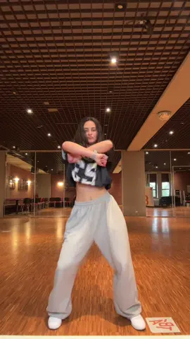 Waiting for the students ♡                                                                                                 Dc: @eligomez 🔥 #dancer #fyp #solodance #dancestudio #danceteacher 