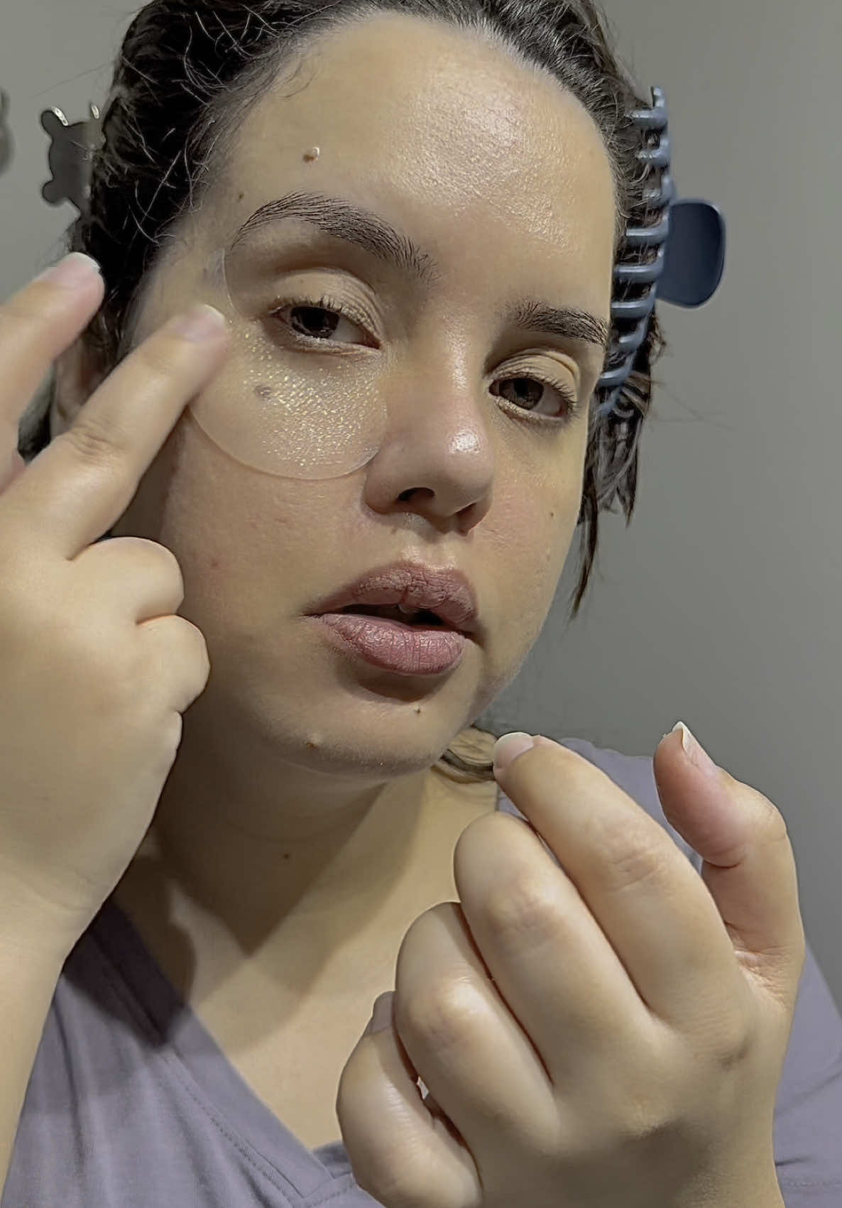 ✨ Une peau bien préparée pour un maquillage parfait ! ✨ Voici ma routine express pour une peau lisse, hydratée et prête à recevoir le makeup : 1️⃣ Exfoliation avec le Brightening Peeling Gel de Dr.G pour une peau douce et éclatante.  2️⃣ Purification avec le Rare Earth Deep Pore Cleansing Mask de Kiehl’s pour resserrer les pores.@Kiehl's Since 1851  3️⃣ Hydratation intense avec les Hydrogel Eye Patches de Abib pour un regard frais. @Abib Cosmetics  4️⃣ Contour des yeux avec la Jericho Rose Eye Cream de Abib pour lisser et illuminer. 5️⃣ Boost d’hydratation avec le Jericho Rose Serum de Abib pour une peau rebondie et glowy. Une base de maquillage parfaite commence toujours par une bonne préparation de la peau ! ✨ #glowyskin #pourtoi #fyp #abib #jerichoroseserum #skincare #kbeauty 