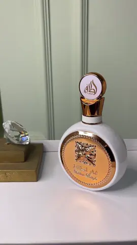 🧴 FAKHAR ROSE - Perfume Árabe feminino. . . ⬆️ Notas de topo: Frutas, Lírio, Romã, Aldeídos ❤️ Notas de Coração: Tuberosa, Jasmim, Gardênia, Madressilva, Ylang Ylang, Rosa e Peônia ➡️ Notas de Base: Baunilha, Ambroxan, Almíscar Branco e Sândalo . . Disponível: 100ml | 30ml | 10ml - Compras através da rede vizinha . . #perfumetiktok #perfumes #perfumesimportados #parfum #parfumereccomended #parfumtiktok #feminino #elegant #elegante #mulher #mulheres #recomendation #vira #mulheresempoderadas #linda 