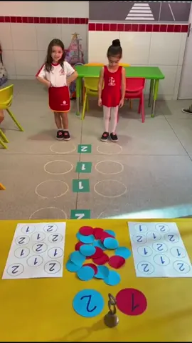✨ Aprender brincando é sempre mais divertido! ✨ Hoje foi dia de pular, contar e fazer associações! 🔢👣 Entre desafios e muita animação, as crianças exploraram os números de forma lúdica e dinâmica. Quem disse que matemática não pode ser um grande jogo? 😍💡 #aprenderbrincando #matemáticadivertida#educacaoinfantil #education #educação #professora