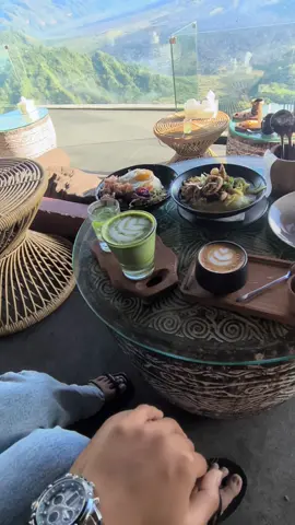 makan sambil menikmati udara gunungg🌬##kintamanibali #cafeakasa #montanadelcafe #elago #bali #fyp #fypage 