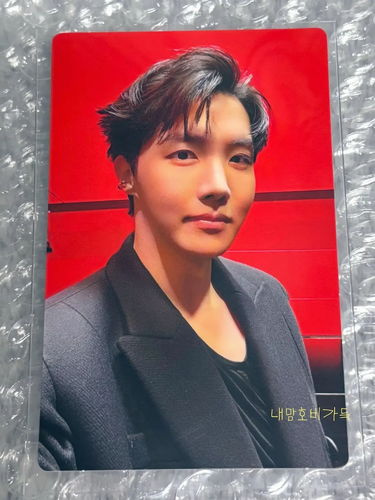 Cakep bgt woyyy  On hobi's photo cards, it says 