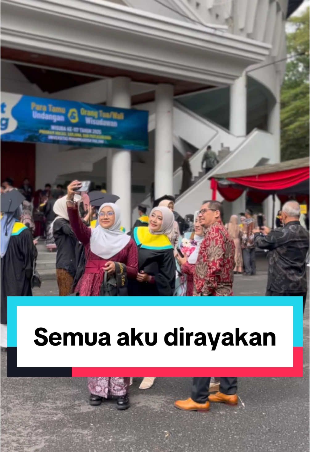 Tiada yang bilang jawaban kan datang. Jauh dari seram yang selama ini telah kubayangkan.  Terima kasih, semua aku dirayakan 😊✨ #ummcampus #lifeatcampus #MenyalaUMMku #wisuda #moment #cinematic #sayang #semuaakudirayakan #bahagia #graduation #graduate #keluarga #keluargabahagia 