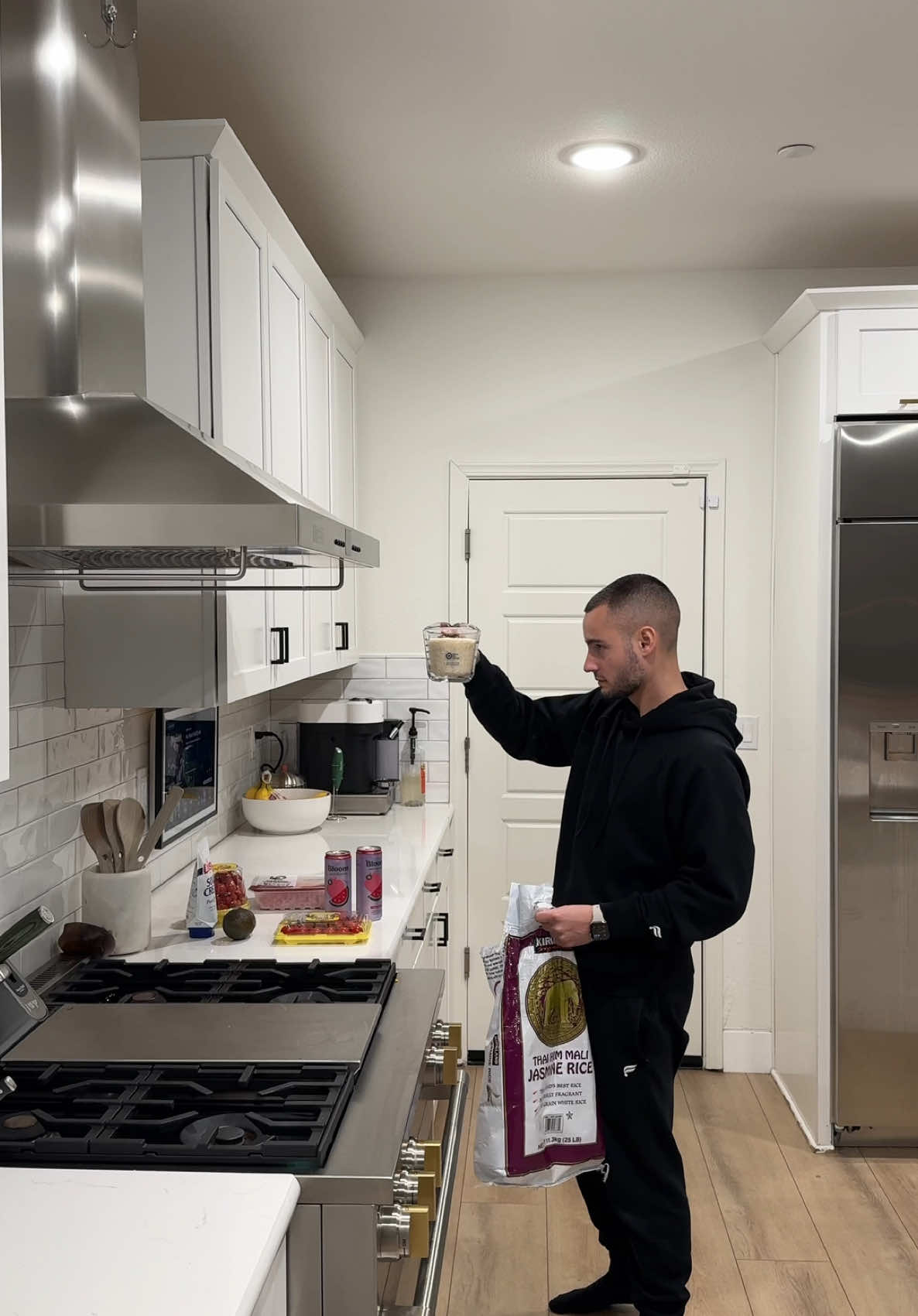 Just a slow evening at home 🤗 #singledad All 5 flavors of @Bloom Nutrition Sparkling Energy, are now available nationwide at the following stores: Kroger, Ralphs, Dillons, Smith's, King Soopers, Fry's, Fred Meyer, Safeway, HEB, Tom Thumb, Wegmans, Albertsons, Hy-Vee, Dierbergs, Schnucks, Jackson’s and more! #cookdinnerwithme #Cookwithme #dinner #dinnertime #singledadlife #BloomPartner 