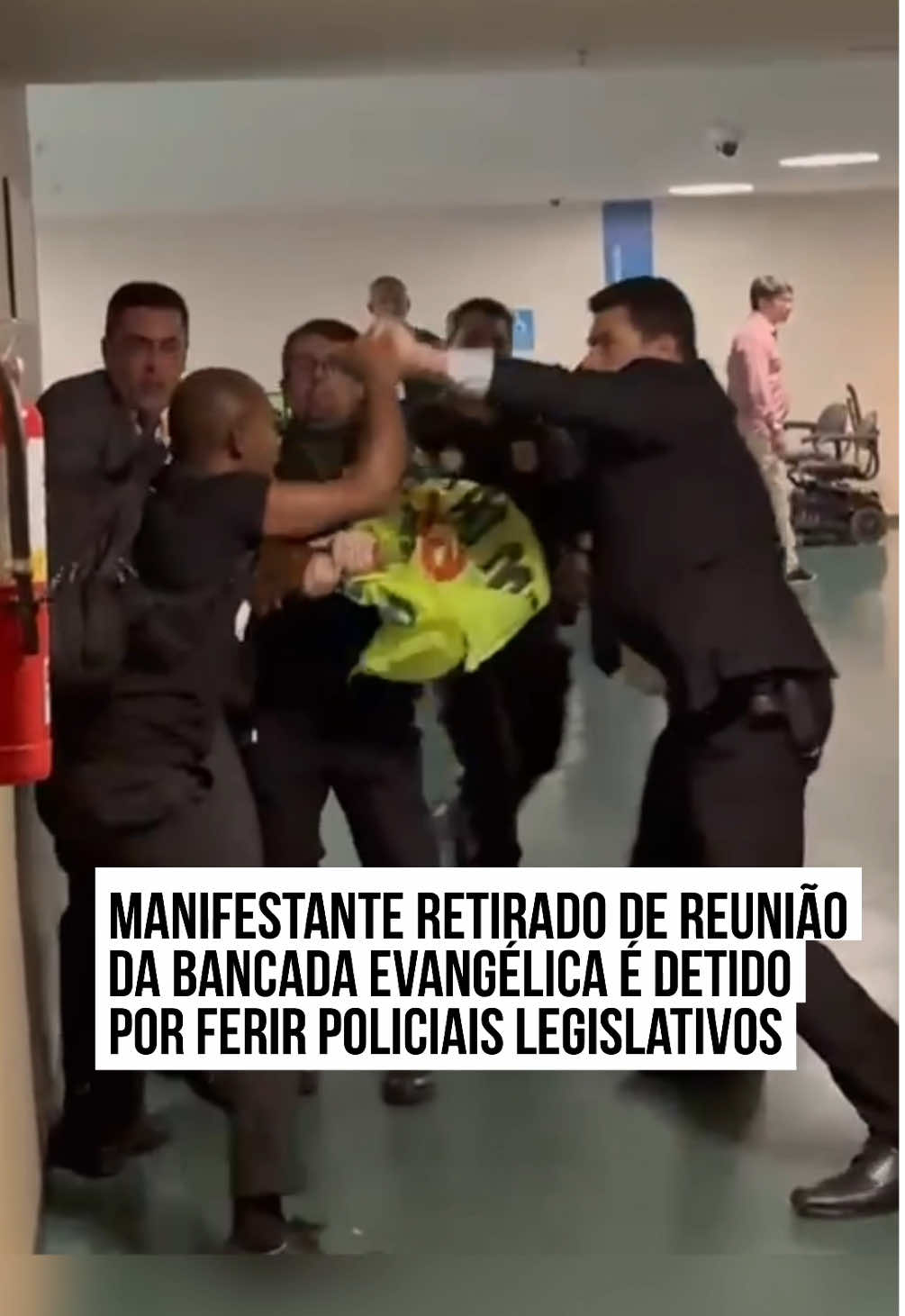 #Manifestante retirado de reunião da #bancadaevangélica é detido por f3rir policiais legislativos. Novas imagens mostram o momento em que ele resiste à #intervenção dos agentes e dá um s0co em um deles. #TikTokNotícias 📹 Victoria Abel/O Globo e @samuelpancher