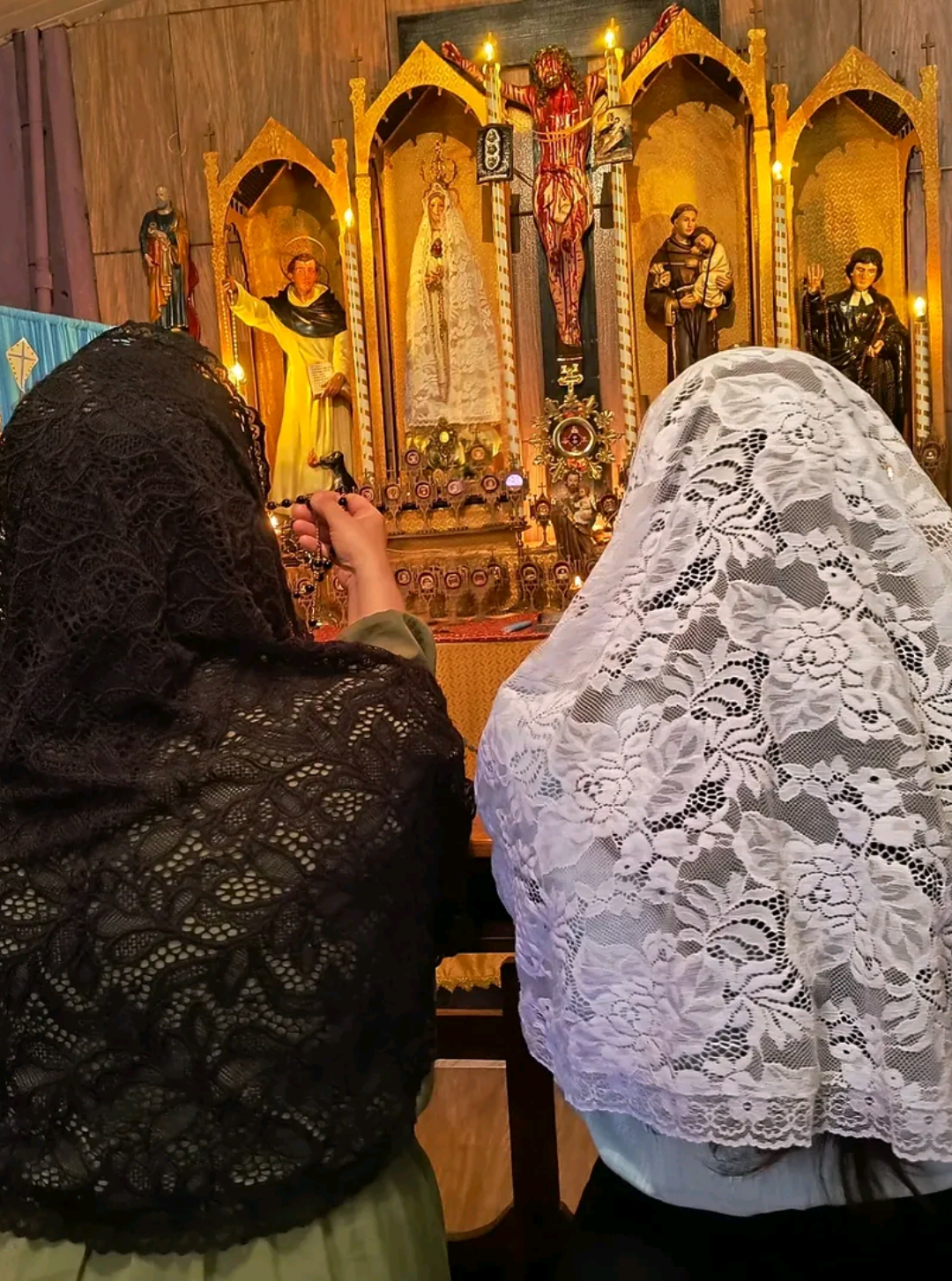 Mantilla adalah tudung atau kerudung yang biasa dipakai perempuan Katolik saat perayaan Ekaristi atau upacara liturgi lain. Pemakaian mantilla pernah diwajibkan dalam Kitab Hukum Kanonik 1262. Mantilla biasanya berupa potongan renda hitam atau putih berbentuk lingkaran atau segitiga.  Mantilla memiliki makna mendalam bagi umat Katolik. Mantilla yang disampirkan di kepala dan melintas di atas bahu melambangkan: Kerendahan hati, Penghormatan terhadap kehadiran rohani Kristus dalam misa atau Sakramen Mahakudus, Kesucian.  Tradisi pemakaian mantilla sudah ada sejak awal Kekristenan. Namun, setelah Konsili Vatikan II, Kongregasi Ajaran Iman menyatakan bahwa tradisi pemakaian mantilla tidak lagi diwajibkan.  Meskipun tidak diwajibkan, Gereja Katolik tidak melarang umat perempuan Katolik yang tetap memakai mantilla pada perayaan Ekaristi maupun ibadat Katolik lainnya. Di Asia, seperti Indonesia dan Korea Selatan, perempuan Katolik masih sering memakai mantilla pada perayaan Ekaristi atau misa dan ibadat Katolik lainnya.  #mantila #mantilla #catholic #catholictiktok #catholicchurch #katolik #katolikindonesia #katolikku_keren #foryou #foryoupage #viral #viralvideo #viraltiktok #fyp #fypage #fyppppppppppppppppppppppp #fypシ゚viral🖤tiktok 