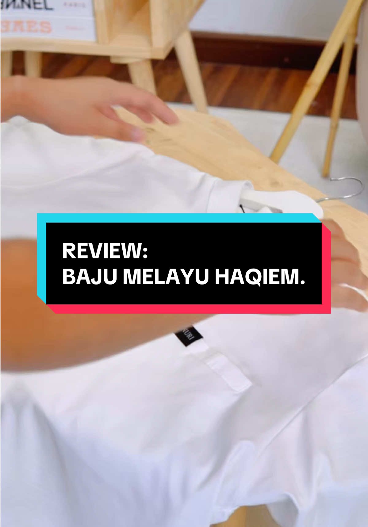 🗣️: ASYIK BAJU PEREMPUAN JE. BAJU LELAKI TAKDE KE? Siapa cakap takde? meh sini min belanja video Review Baju Melayu Haqiem🤍. Min jamin siapa yang pakai Baju Melayu Haqiem ni, confirm nampak kacak dan bergaya di Hari Raya😎.  Tak percaya? try lah grab satu🤪