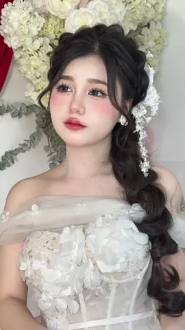 𝐂𝐡𝐨̣𝐧 đ𝐮̛𝐨̛̣𝐜 𝐥𝐚𝐲𝐨𝐮𝐭 𝐜𝐡𝐨 𝐧𝐠𝐚̀𝐲 𝐜𝐮̛𝐨̛́𝐢 𝐜𝐡𝐮̛𝐚 𝐧𝐠𝐮̛𝐨̛̀𝐢 đ𝐞̣𝐩 🎀 Kiểu tóc xinh cho dâu mặc váy đi bàn ❤️  #makeupartist #makeupcodau #makeupcodauhcm #makeupcodausaigon #makeupcodautainha #makeupcodaudep #makeupdepsaigon #xuhuongmakeup #xuhuongmakeupcodau #xuhuong #xuhuongtiktok 