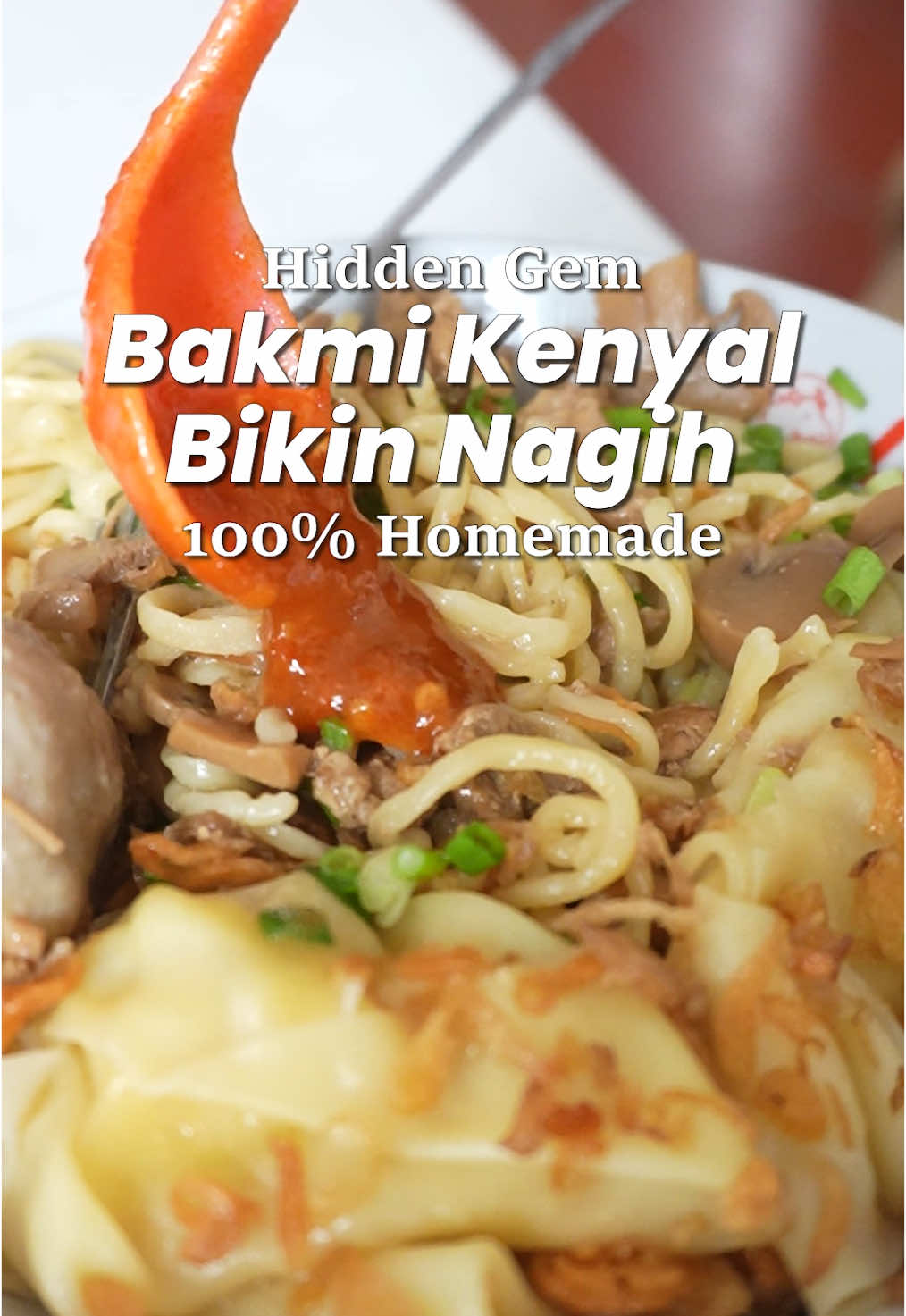 🍽️ DEPOT MIE TENDA BIRU 📍 Jl. Simpang Darmo Permai Selatan 3/64 ⏰ 08.00-15.00 (minggu libur) ——— Blusukan ke perumahan, demi makan hidden bakmi yang enaaaak banget.. Jualnya cuma di rumah gitu, tempatnya sederhana pol, menunya pun juga simple.. Cuma ada mie, nasi goreng, nasi bakmoy, dan pelengkap