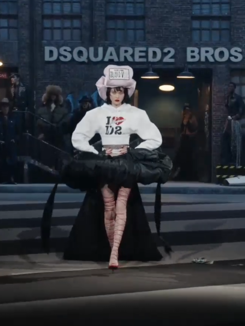 Angry Girl - Sofia Steinberg 🇷🇺 for DSQUARE2 Fall Winter 2025/2026 #milanfashionweek #dsquared2 #fallwinter2025 #catwalk #Runway #sofiasteinberg #xuhuong #trending 