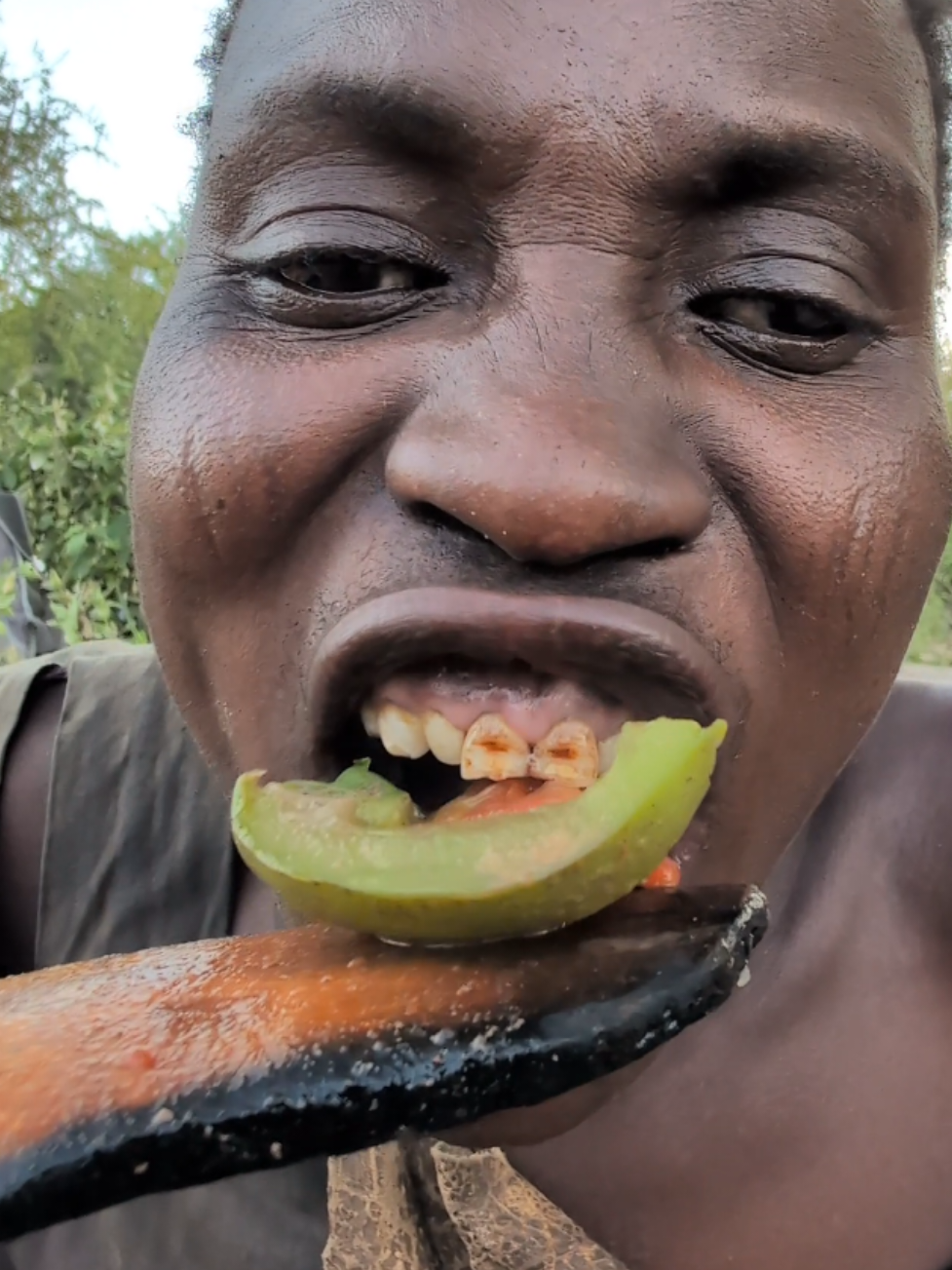 Wow 😲😳 Unbelievable See How bushman eats Raw Meat middle of nowhere ‼️😋😲#village #FoodLover #usa🇺🇸 #africa #africastories #cooking #tourism 