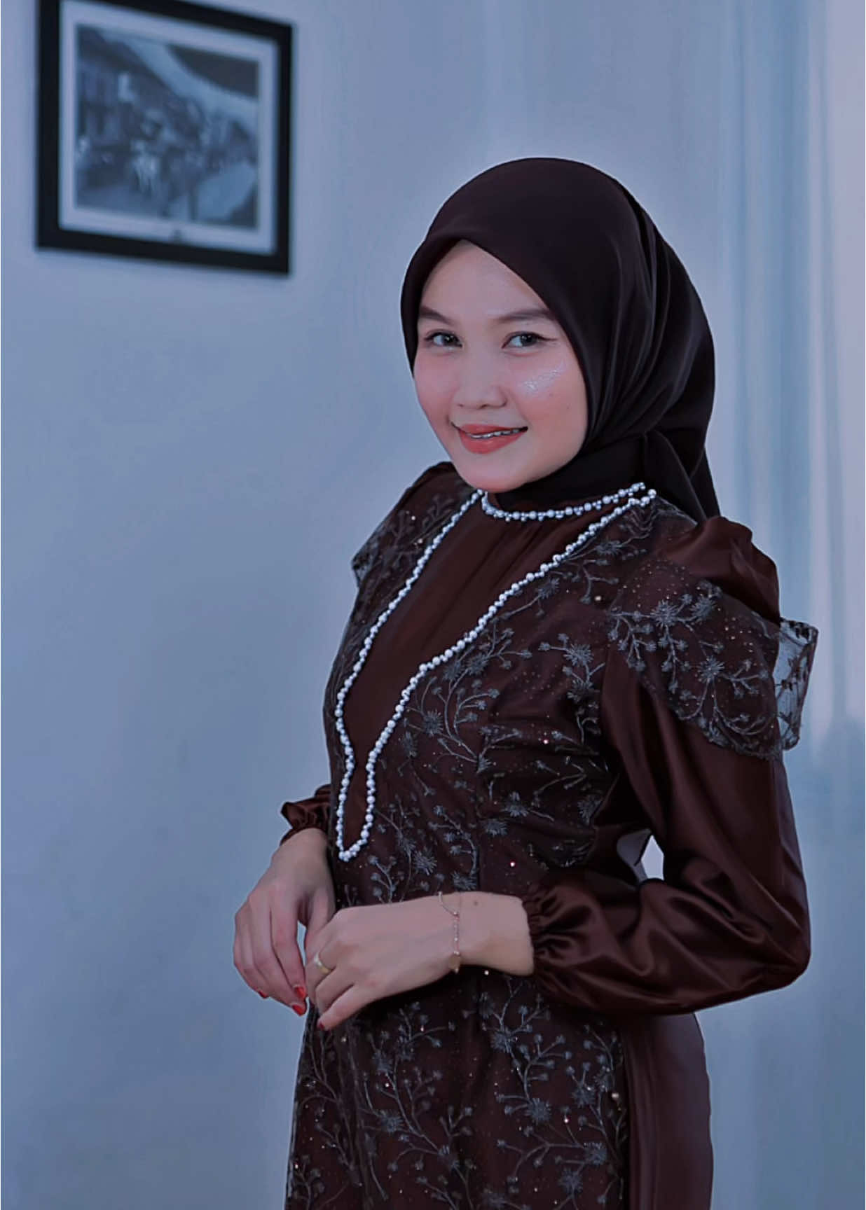 “Detail Veronica Dress Warna Coklat Mahogany 🦥” #fyp #viraltiktok #viralvideo #LIVE #LIVEhighlights #TikTokLIVE #dress #dressbridesmaid #dresspesta #dresskondangan #dresslebaran #dressviral #dressduyung #dresscantik #dressmewah 