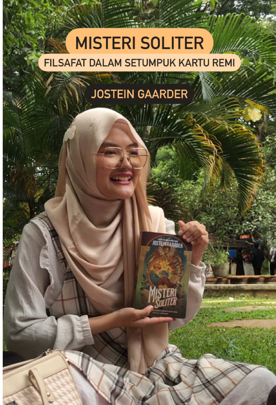 SERU BANGET SII😭🌷 Judul: Misteri Soliter (Filsafat dalam Setumpuk Kartu Remi) Penulis: Jostein Gaarder Penerjemah: Utti Setiawati Penerbit: @Mizanstore.id  Di buku ini kita bakalan bertemu dengan Hans Thomas, seorang anak berusia 12 tahun. Hans Thomas bersama ayahnya nyari ibunya ke Athena yang lari untuk menemukan jati diri. Diperjalanan, Hans Thomas menghadapi kejadian-kejadian aneh, mulai dari bertemu kurcaci yang memberinya sebuah kaca pembesar, kemudian tukang roti yang memberikan roti berisi buku mini yang mengisahkan sebuah pulau ajaib yang dihuni oleh kartu remi yang hidup. Bagaimana kartu-kartu remi ini bisa hidup? dan sosok Joker yang nyaris tahu segalanya? Buku ini cocok buat yang mau belajar filsafat atau mau tahu tentang filsafat tapi ga mau pusing. Karena di buku ini filsafat dibungkus dengan kisah menarik dalam kehidupan aneh kartu remi di pulau ajaib, misteri teka-teki dan eksplorasi kehidupan yang memukau.  Dari buku ini aku banyak belajar tentang kehidupan, bagaimana  masa anak-anak ternyata adalah masa yang berharga, betapa kita seringkali hidup seperti air yang mengalir di sungai, serta betapa konyolnya manusia yang tidak pernah berpikir mengapa mereka ada. Wahh ini bagus banget siii, guys kaliah harus baca ini mh benerannn😭😭😭🙌🏻🙌🏻 #bookreview #bedahbuku #reviewbuku #josteingaarder #misterisoliter #duniasophie #booklovers #bdgbookparty 