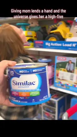 Giving mom lends a hand and the universe gives her a high-five  #fyp #foryoupage #viralvideo #trending #usa 