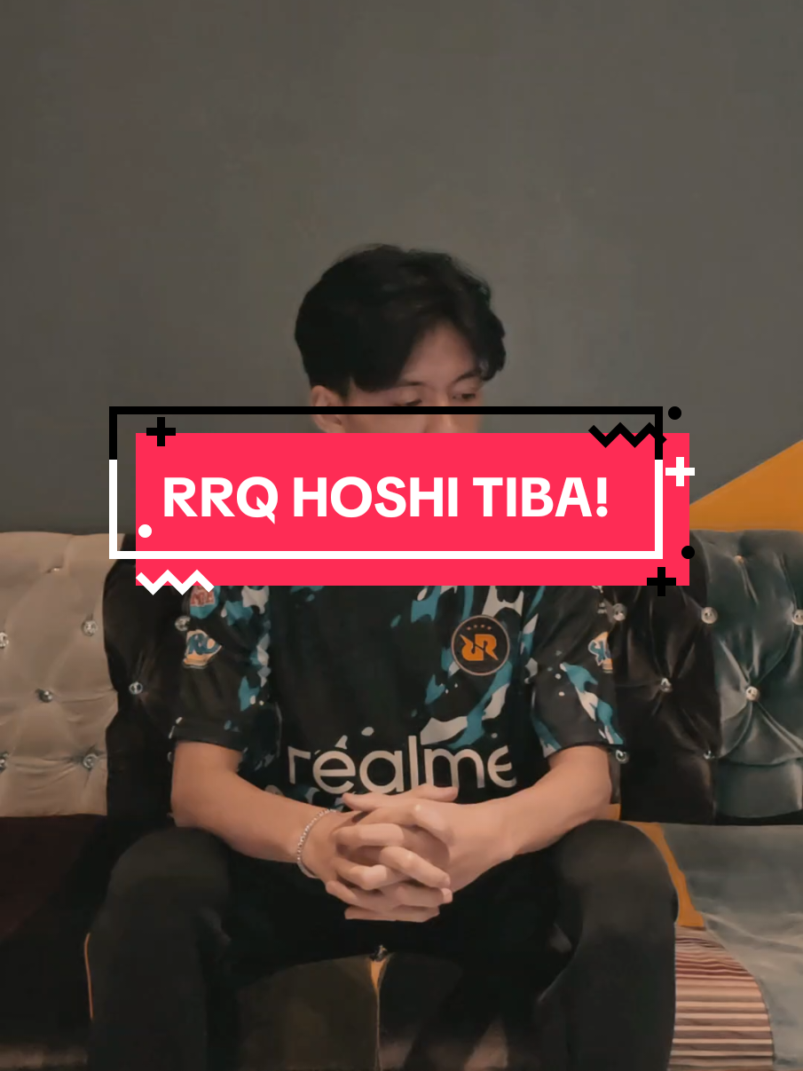 Ada yang berubah, tapi bukan solidnya mereka. 👊🔥 RRQ Hoshi akan kembali dengan lineup emasnya: Toyy - Gold Laner Sutsujin - Jungler Rinz - Mid Laner Idok - Roamer Hazle - Jungler Dyrennn - EXP Laner Saksikan aksi mereka secara langsung di MPL Arena dengan beli tiketnya sekarang.👇 https://id-mpl.com/ticket #MPLIDS15 #RosterAnnouncement #WeOwnThis 