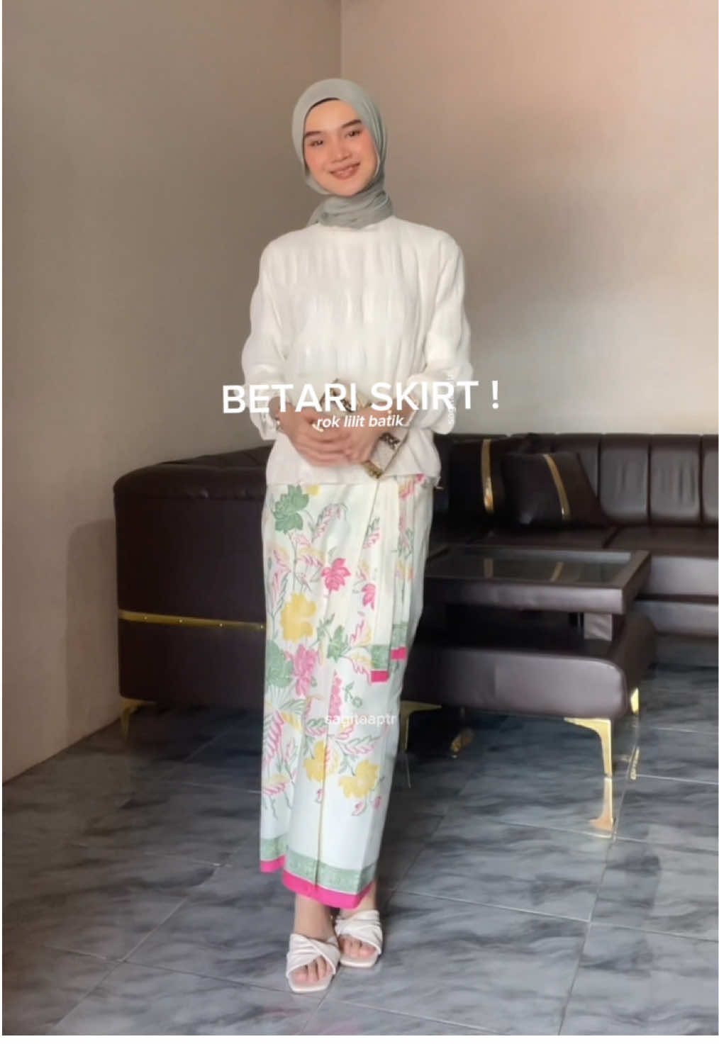 ‘cantik banget’ definisi pake Rok Lilit yang satu ini, berasa jadi perempuan yang lembut & anggun🥹🤍 #roklilit #outfitideas #rokbatik 