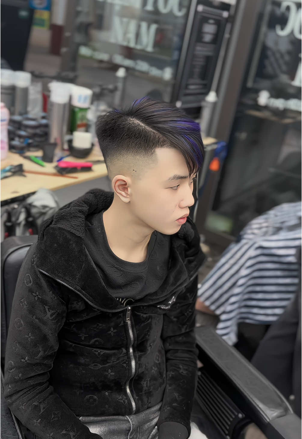 Mái chéo vẩy light tím cho dân chơi phố núi #daicalamtoc #ducnguyenbarbershop #pleiku #barbergialai 