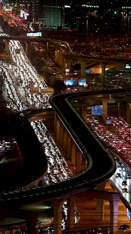 Riyadh metro🚆 VS traffic on King Fahd Road 🚗🎥 --------------------- #saudiarabia #riyadh #saude #sonyalpha #cityscape #riyadhnights #saúde #riyadhmetro #fyp #fypシ #fypage #riyadh🇸🇦 #ExploreMore #sa 